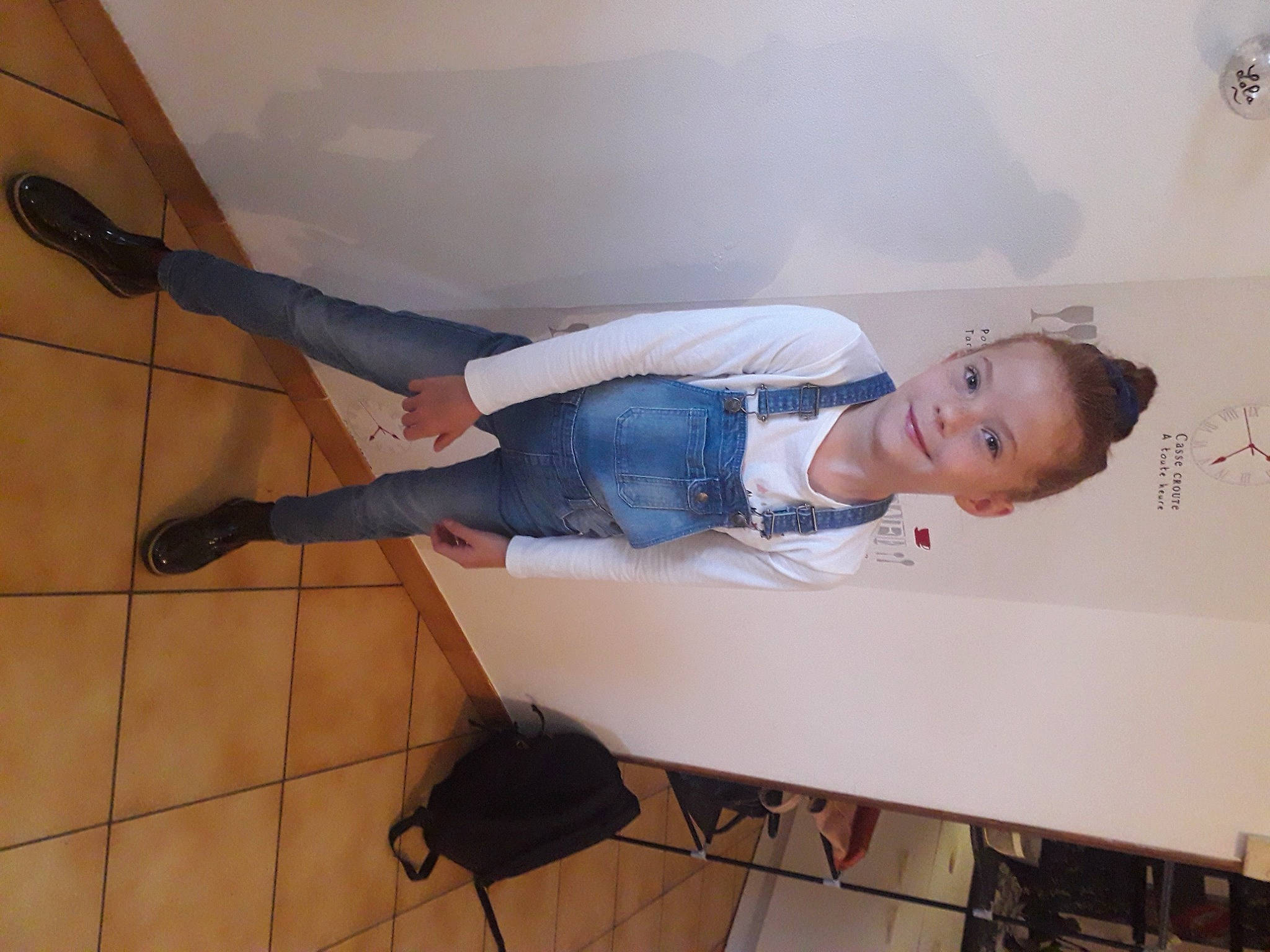 Lola participe au concours pour gagner de l'argent avec cette photo : balance, comfort, denim, elbow, floor, flooring, foot, hardwood, human_body, human_leg, jeans, joy, knee, person, room, sandal, sneakers, t_shirt, thigh, toddler