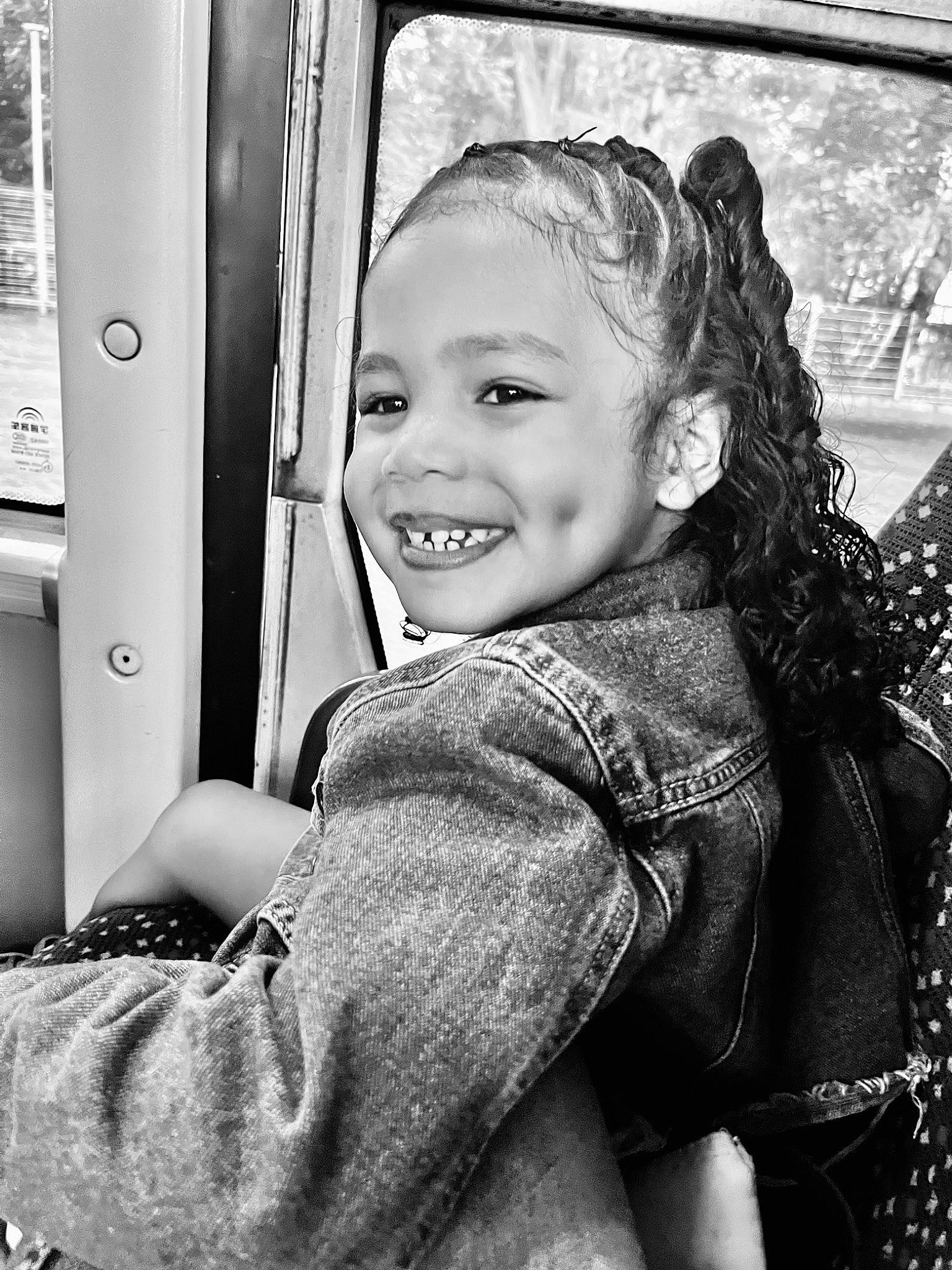 Maï-lya participe au concours pour gagner de l'argent avec cette photo : beauty, black_and_white, blond, child, facial_expression, flash_photography, fun, hairstyle, happy, human, jacket, joy, monochrome, monochrome_photography, person, portrait_photography, sitting, smile, snapshot, standing