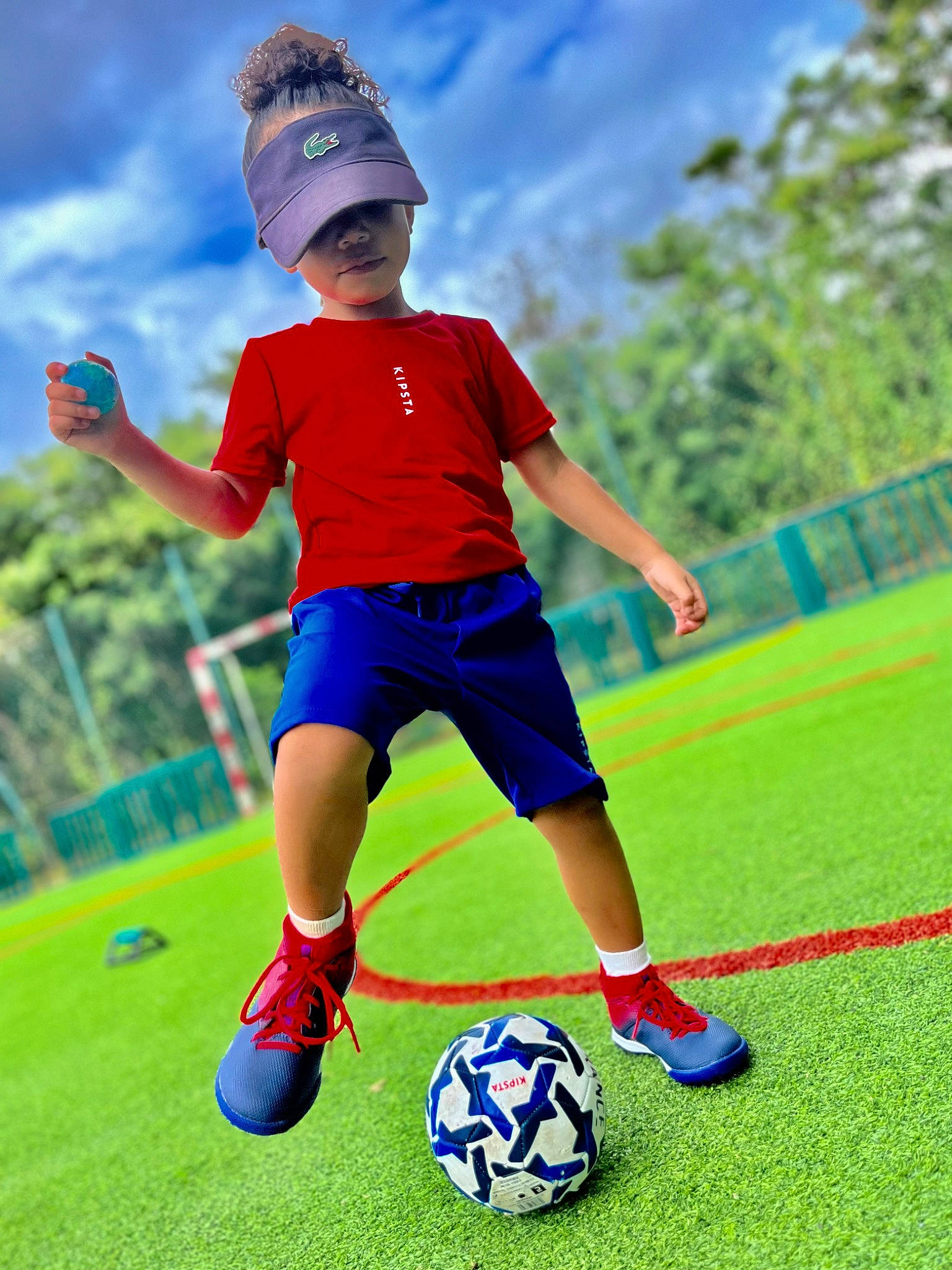 Maï-lya participe au concours pour gagner de l'argent avec cette photo : ball, ball_game, cap, cloud, football, fun, grass, headwear, leisure, people_in_nature, person, plant, player, playing_sports, shorts, sky, soccer, soccer_ball, sports, sports_equipment