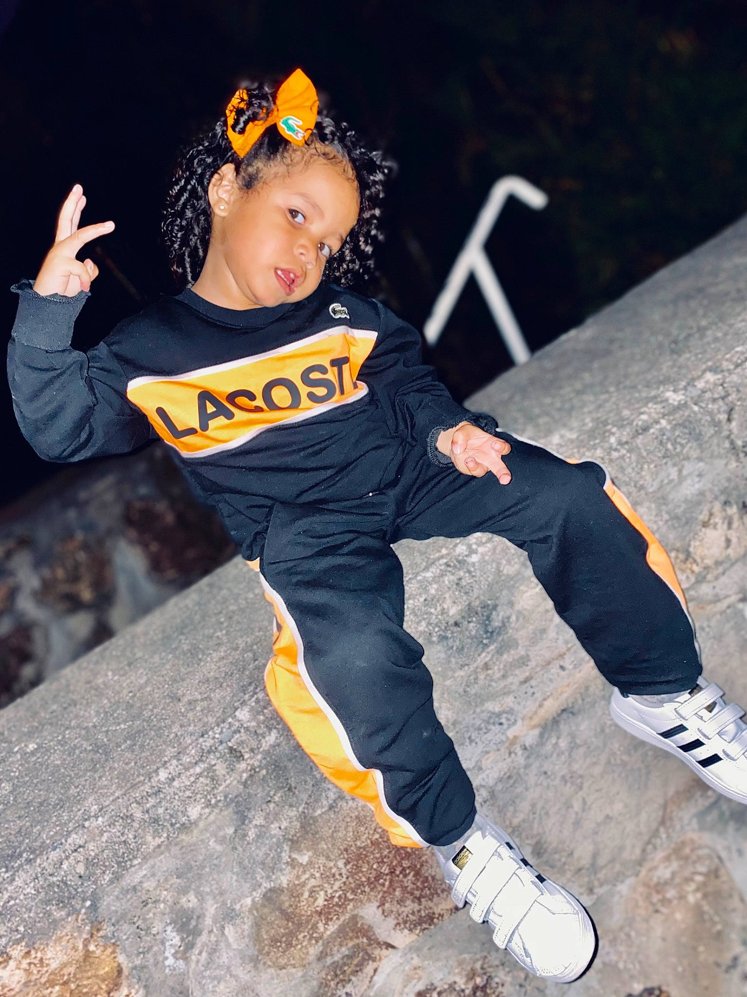 Maï-lya a rejoint le concours — aidez-le/la à gagner de superbes lots ! child, costume, denim, entertainment, flash_photography, fun, happy, leisure, logo, person, personal_protective_equipment, recreation, shoe, sitting, sleeve, sneakers, soil, sportswear, t_shirt, toddler