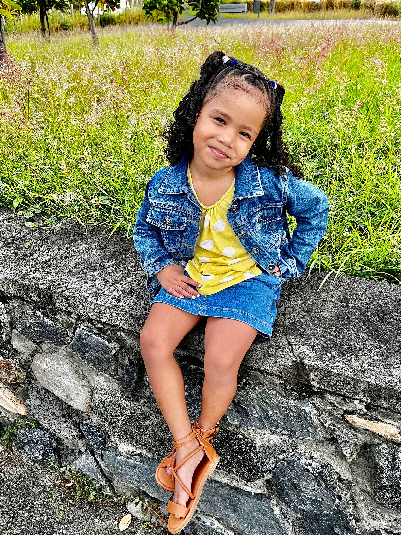 Maï-lya participe au concours pour gagner de l'argent avec cette photo : child, denim, electric_blue, face, flash_photography, fun, grass, happy, human_leg, joy, leisure, long_hair, pattern, people_in_nature, person, plant, sitting, smile, soil, thigh