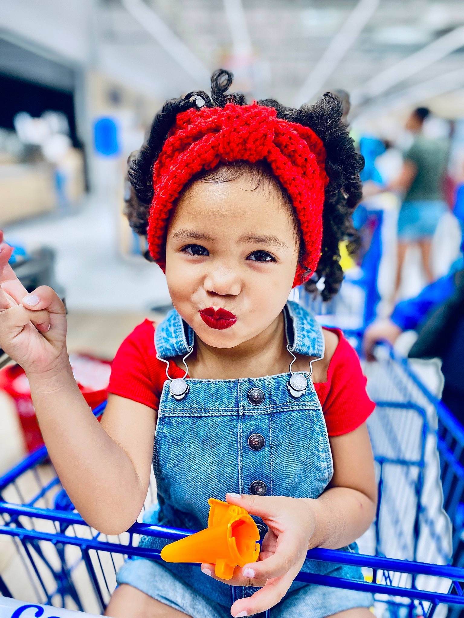 Maï-lya participe au concours pour gagner de l'argent avec cette photo : baby_toddler_clothing, beanie, blue, cap, child, electric_blue, event, facial_expression, fashion_accessory, fun, happy, headgear, jewellery, knit_cap, leisure, necklace, pattern, person, recreation, sitting
