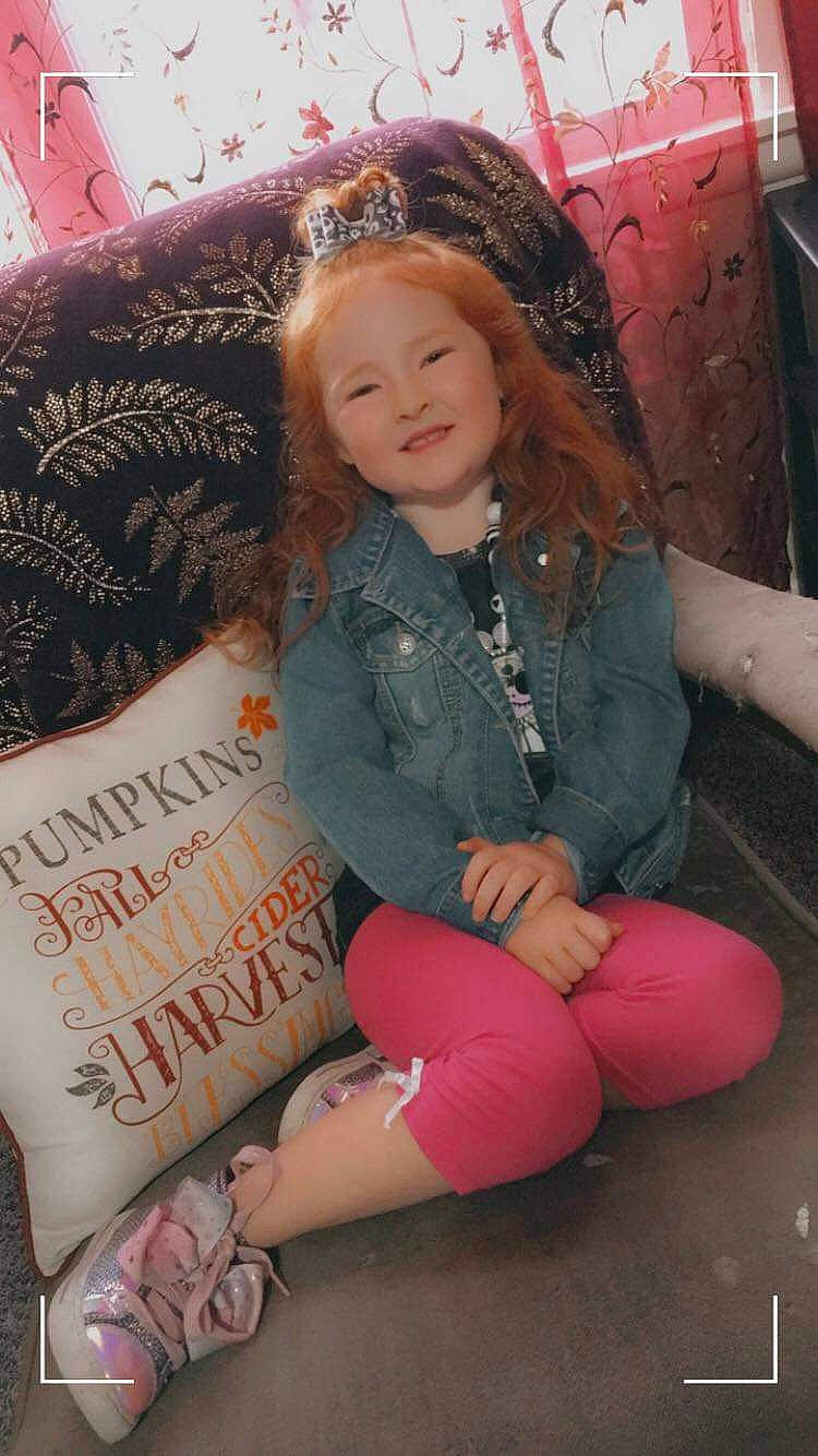 Izabella is registered to the contest to win money with this photo: brown_hair, child, joy, leg, long_hair, person, pink, sitting