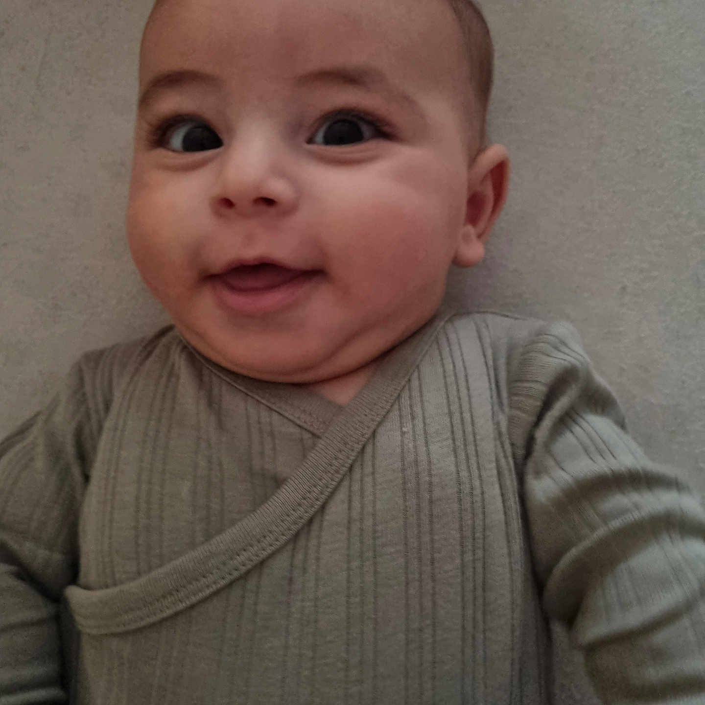 Souhayl a rejoint le concours — aidez-le/la à gagner de superbes lots ! baby, babywear, cheeks, child, closeup, clothing, cute, expression, eyes, face, happy, head, indoors, infant, newborn, onesie, person, portrait, skin, smile