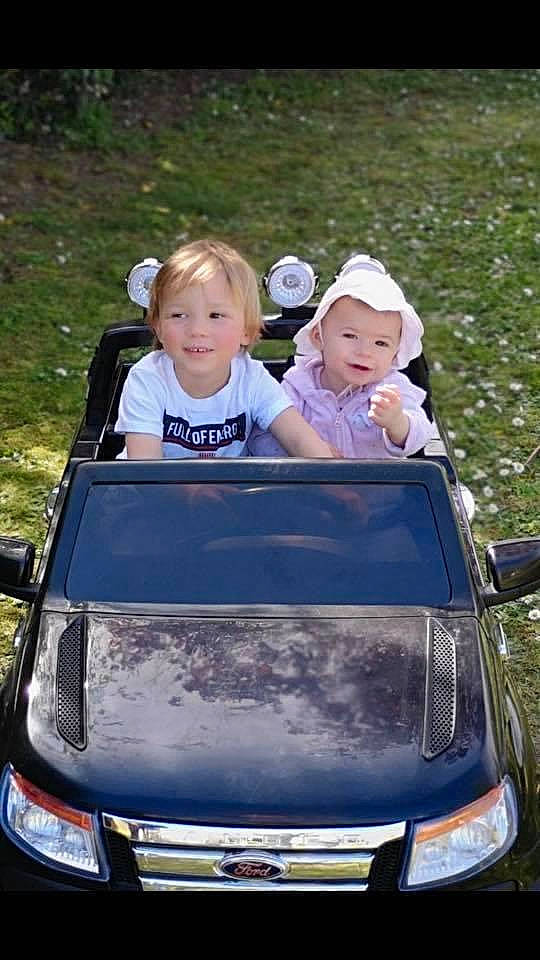 Léana a rejoint le concours — aidez-le/la à gagner de superbes lots ! automotive_design, automotive_exterior, automotive_lighting, automotive_wheel_system, bumper, car, grass, hood, joy, light, motor_vehicle, person, personal_luxury_car, photograph, recreation, smile, t_shirt, toddler, vehicle, vehicle_door