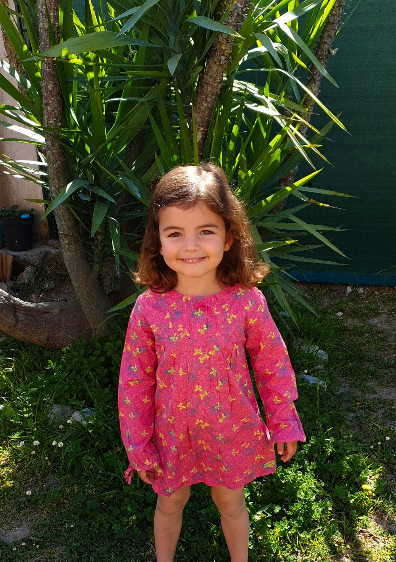 Marylou a rejoint le concours — aidez-le/la à gagner de superbes lots ! botanical_garden, botany, child, child_model, dress, flower, garden, grass, green, joy, leisure, magenta, pattern, person, pink, plant, summer, terrestrial_plant, tree, vacation