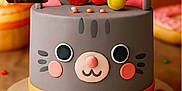 Grisou participe au concours pour gagner de l'argent avec cette photo : background_blur, cake, candy, cat_theme, celebration, colorful, cute, dessert, ears, fondant, food, grey, inset_photo, orange, paws, pink, real_cat, round, strawberry, sweet