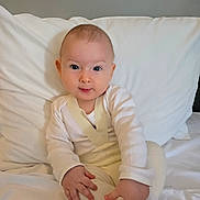 Arthur a rejoint le concours — aidez-le/la à gagner de superbes lots ! baby, infant, child, white_clothing, sitting, bed, pillow, blanket, indoors, cute, portrait, soft_light, hands, feet, expression, young, cozy, comfort, infant_clothing, face