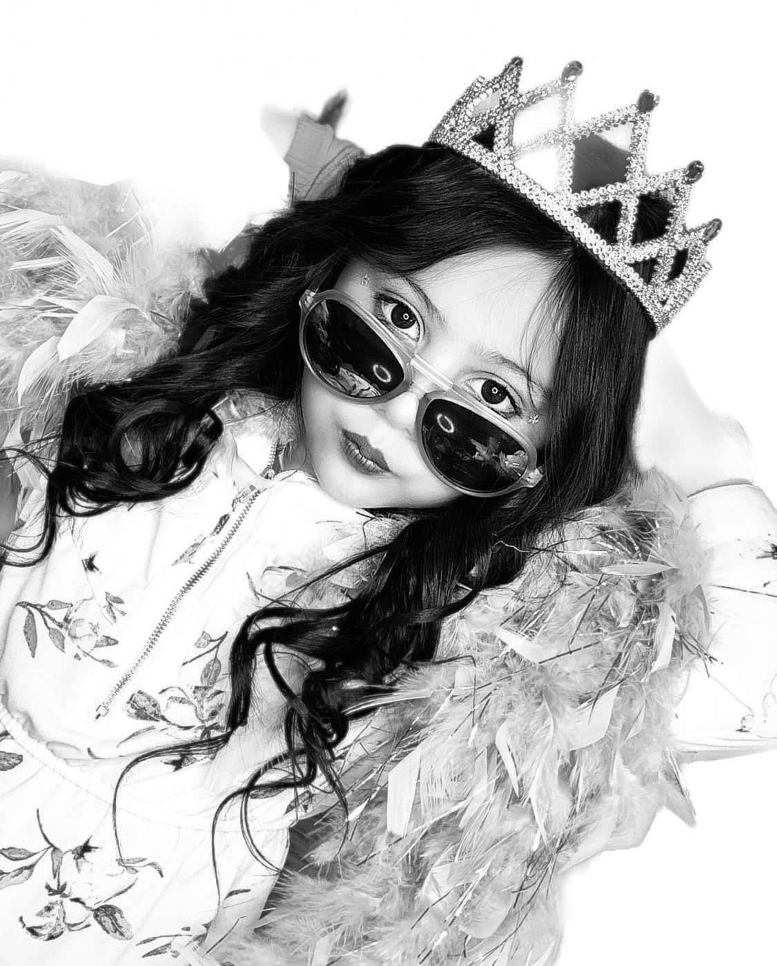 Isabella joined the competition — help win amazing prizes! art, costume, costume_accessory, hair_accessory, headpiece, long_hair, painting, person, photo_shoot