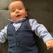 Kaïs participe au concours pour gagner de l'argent avec cette photo : baby, child, smiling, vest, shirt, couch, indoor, happy, face, infant, cute, person, portrait, clothing, sleeves, button, young, relaxing, home, childhood