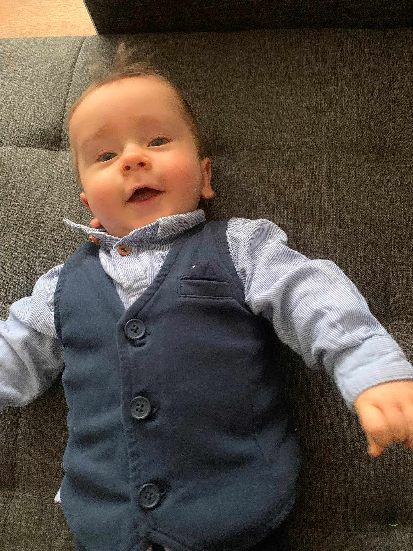 Kaïs participe au concours pour gagner de l'argent avec cette photo : baby, child, smiling, vest, shirt, couch, indoor, happy, face, infant, cute, person, portrait, clothing, sleeves, button, young, relaxing, home, childhood