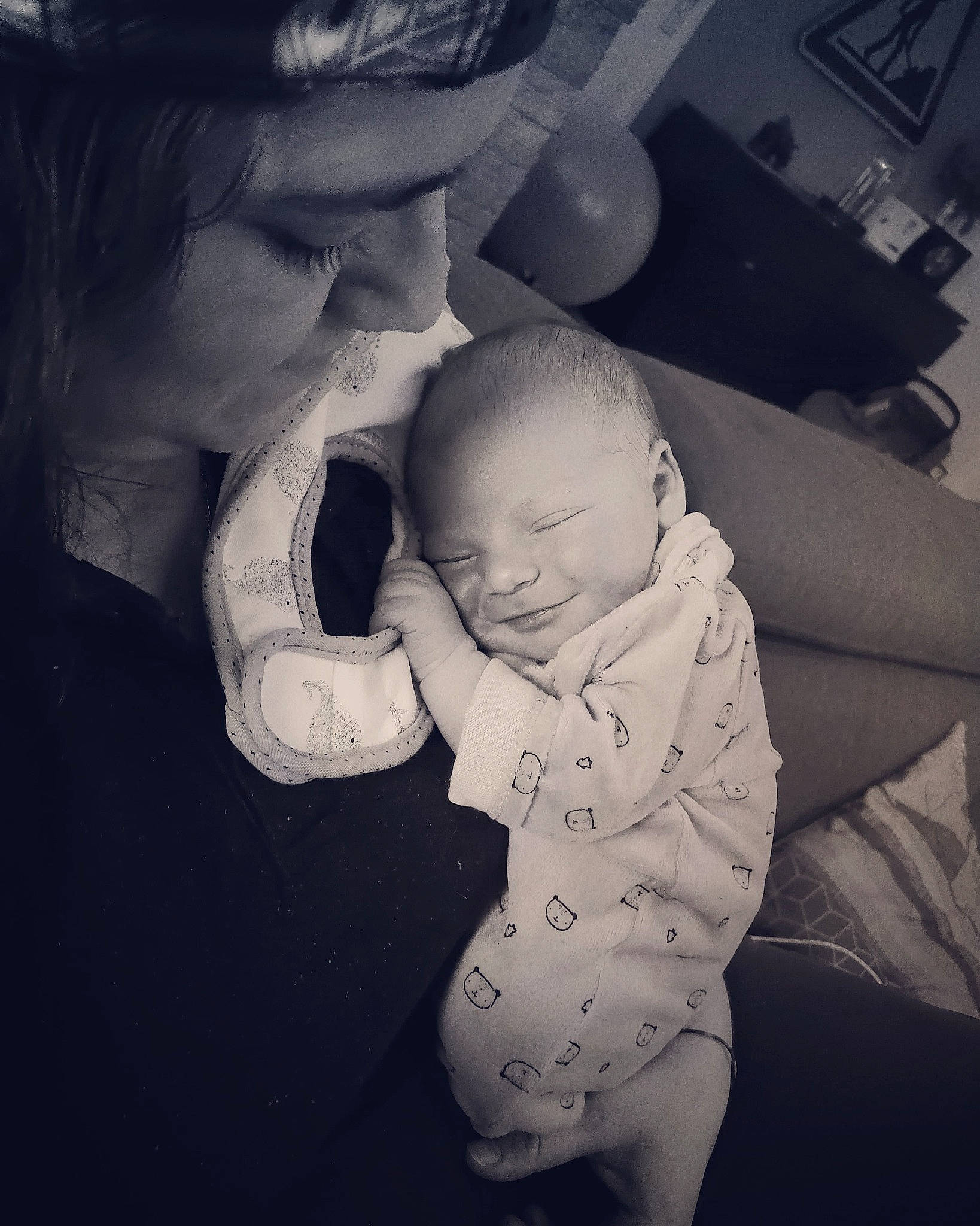 Karl participe au concours pour gagner de l'argent avec cette photo : arm, baby, birth, black, black_and_white, cheek, child, cloud, eye, head, human, monochrome, monochrome_photography, person, photograph, photography, skin, sleep, snapshot, toddler