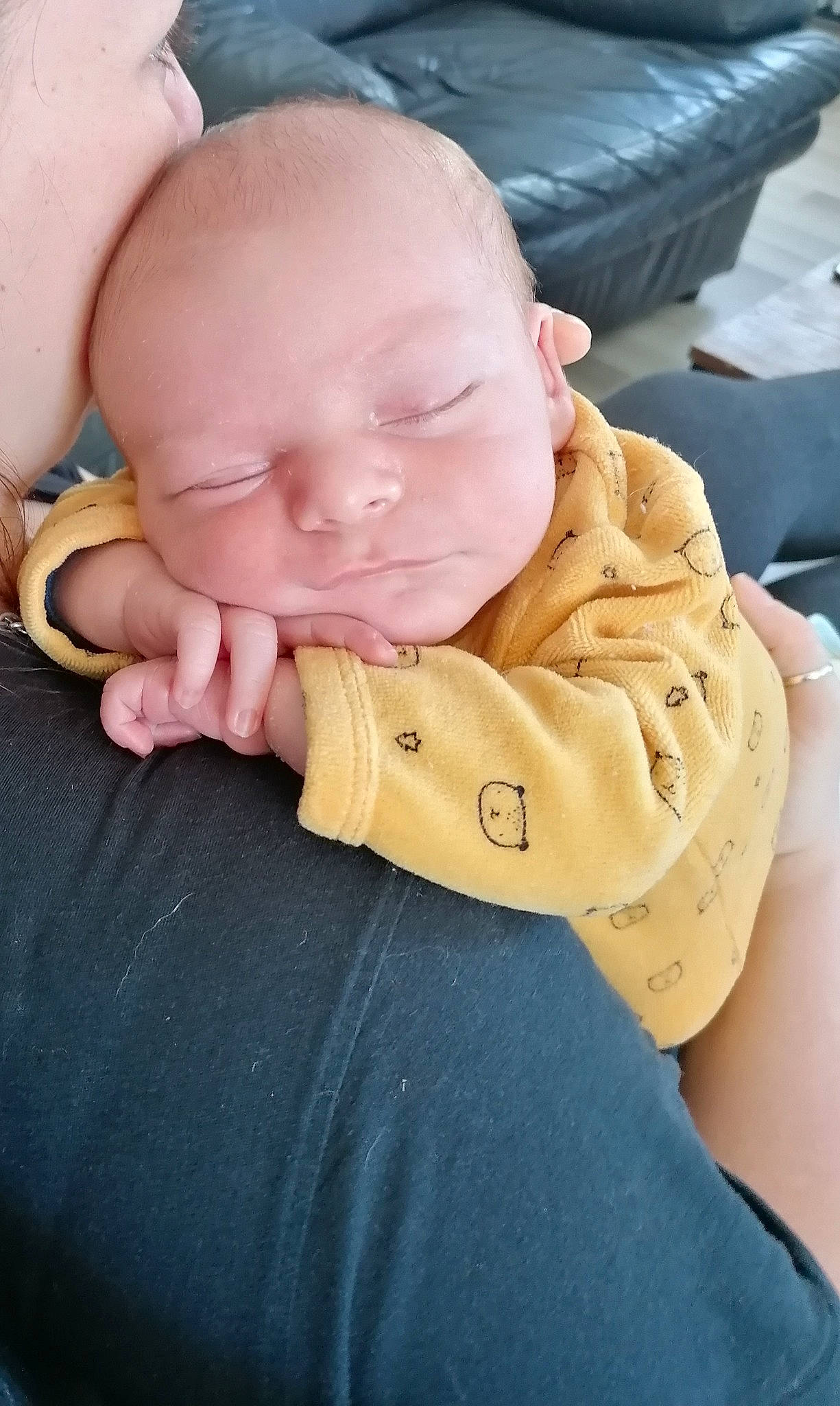 Karl participe au concours pour gagner de l'argent avec cette photo : arm, baby, beige, cheek, child, finger, hand, head, neck, person, skin, sleep, toddler