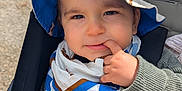 Roméo a rejoint le concours — aidez-le/la à gagner de superbes lots ! baby, baby_clothes, bandana, bucket_hat, child, clothing, cute, expression, face, finger, hand, hat, outdoor, person, portrait, seatbelt, smile, stroller, sun_hat, toddler