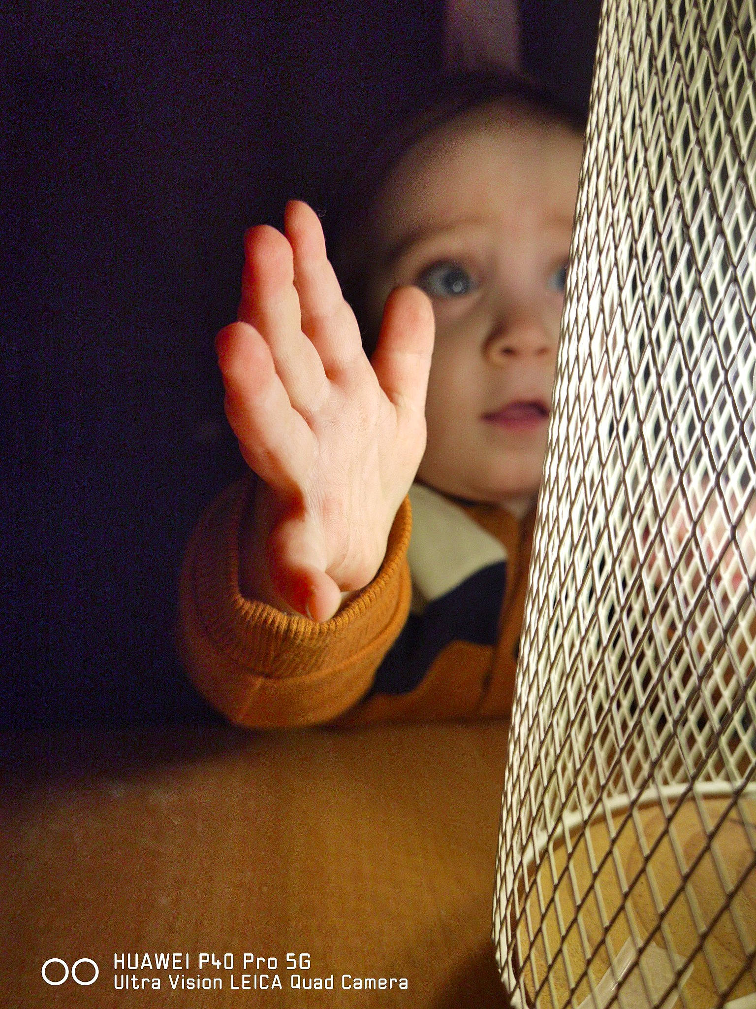 Alvaro a rejoint le concours — aidez-le/la à gagner de superbes lots ! arm, baby, baby_toddler_clothing, child, comfort, elbow, finger, flash_photography, flooring, gesture, happy, hardwood, human_body, mesh, nose, person, skin, smile, thumb, toddler