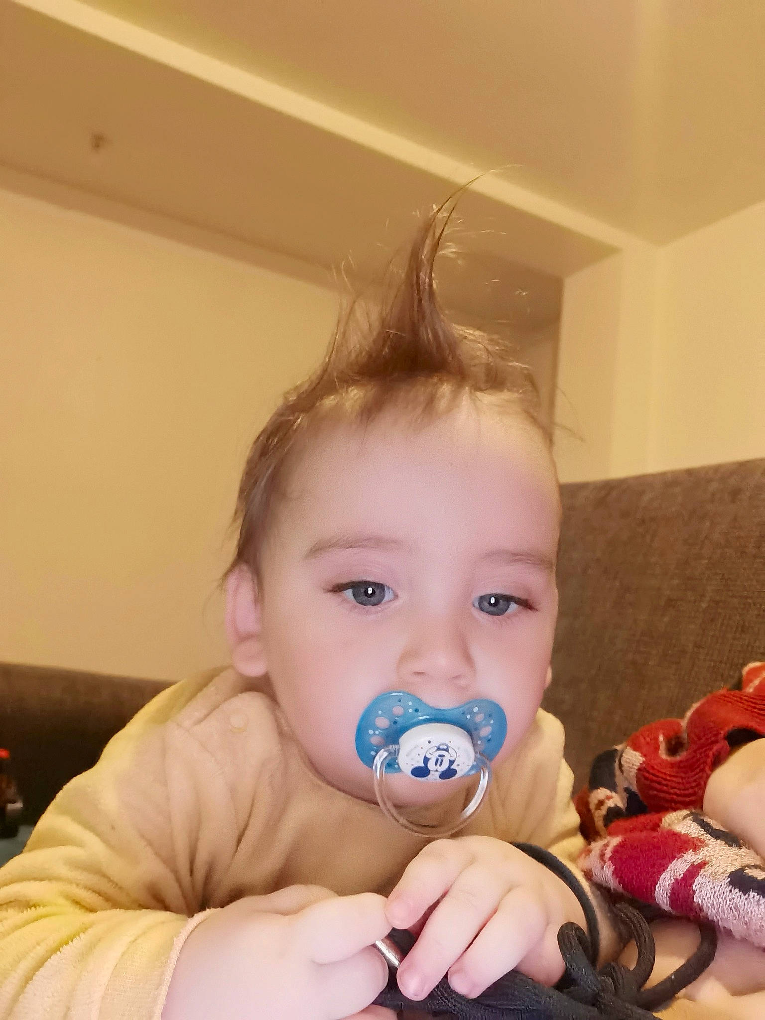 Alvaro a rejoint le concours — aidez-le/la à gagner de superbes lots ! baby, baby_grabbing_for_something, baby_playing_with_toys, baby_products, baby_toddler_clothing, cheek, child, chin, ear, eyelash, fun, gesture, happy, nail, nose, person, sitting, skin, thumb, toddler