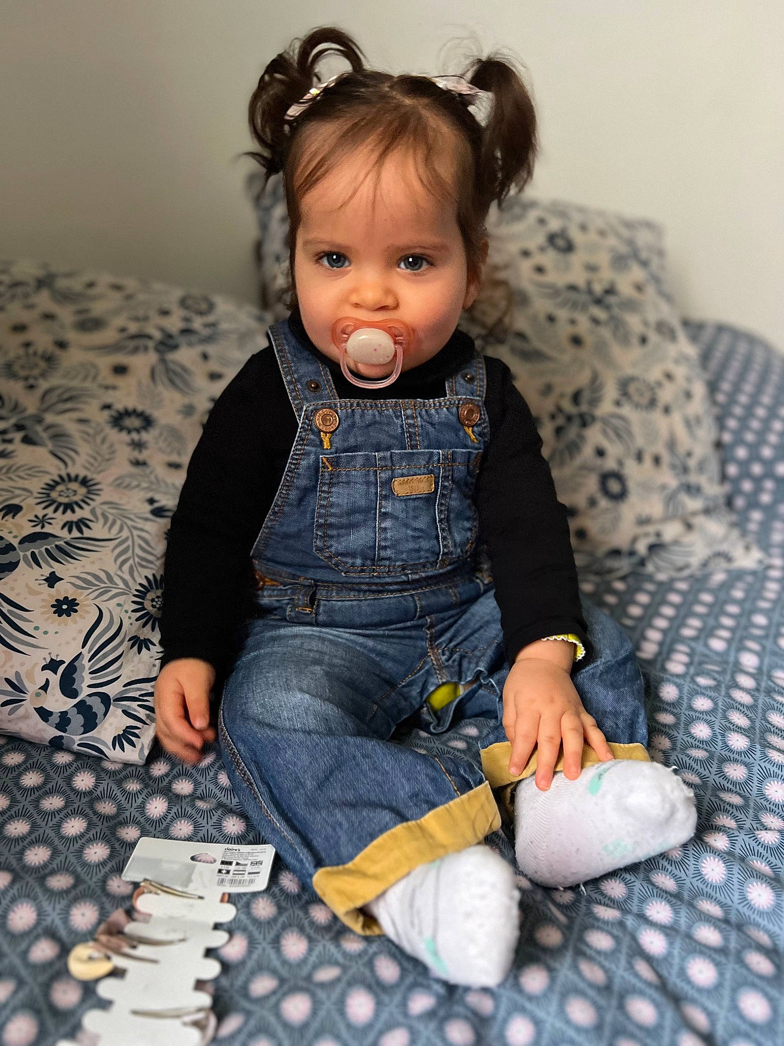 Lyna a rejoint le concours — aidez-le/la à gagner de superbes lots ! baby, baby_toddler_clothing, cheek, child, collar, comfort, denim, doll, eyelash, face, flooring, indoor_games_and_sports, linens, pattern, person, portrait_photography, sitting, sleeve, toddler, toy