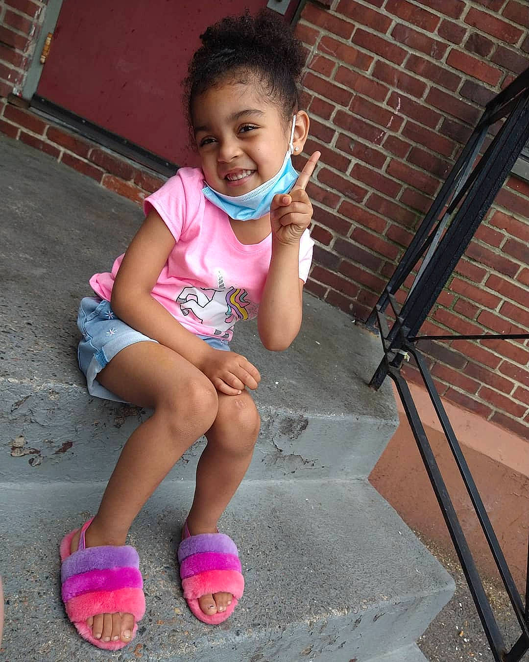 Anaiyah is registered to the contest to win money with this photo: chin, eye, face, facial_expression, fun, grass, happy, head, human_body, joy, leg, leisure, magenta, morning, person, pink, shorts, skin, smile, t_shirt