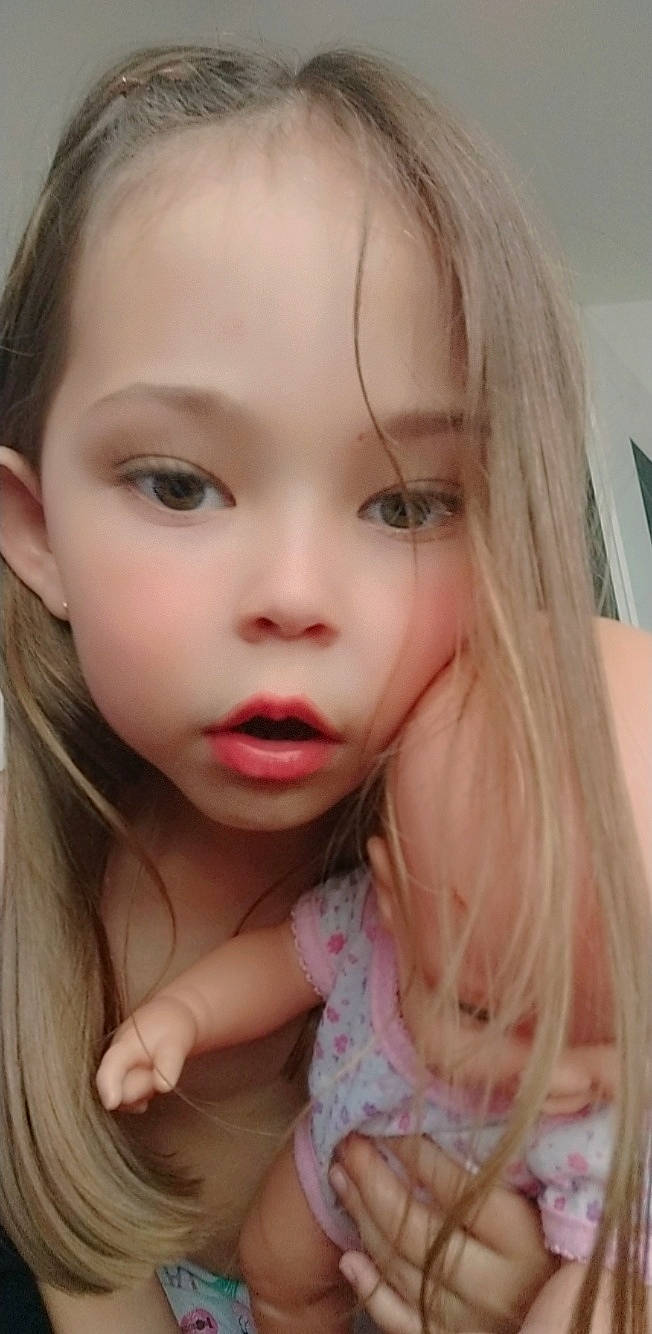 Nessa a rejoint le concours — aidez-le/la à gagner de superbes lots ! bangs, blond, cheek, ear, eyebrow, eyelash, forehead, gesture, happy, iris, jaw, layered_hair, lip, long_hair, mouth, neck, nose, person, pink, skin