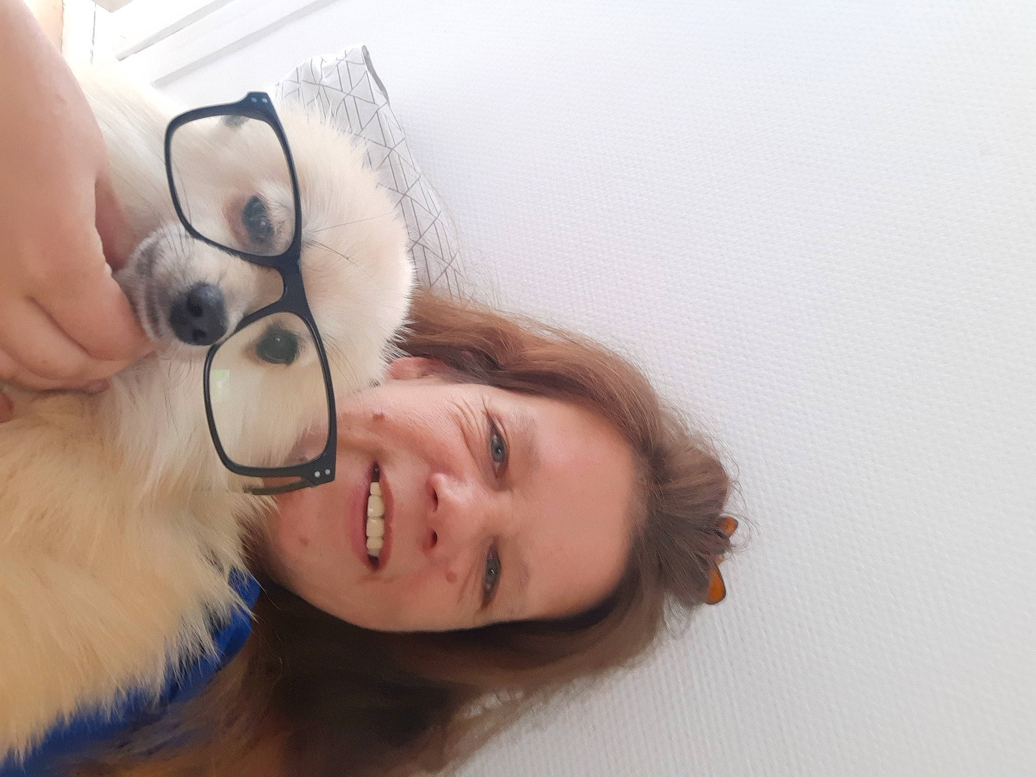Isko participe au concours pour gagner de l'argent avec cette photo : beauty, canidae, child, ear, eye, eyebrow, eyelash, eyewear, face, fur, glasses, hair, head, nose, organ, selfie, skin, smile, snout, vision_care