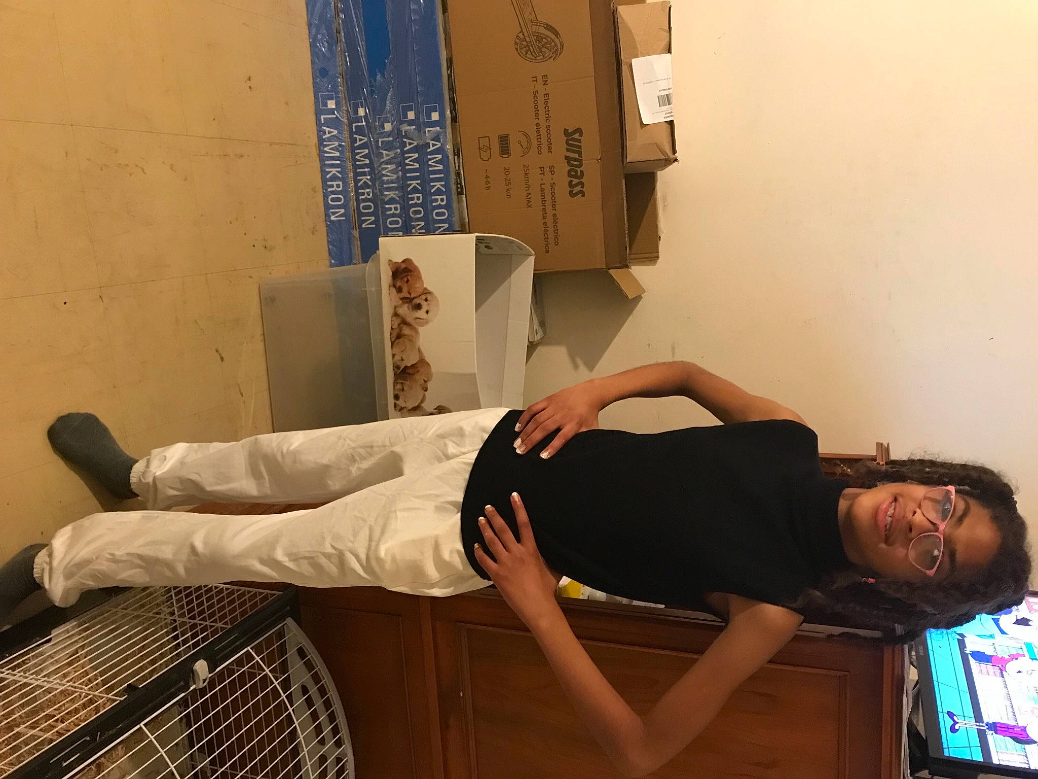 Zeinab a rejoint le concours — aidez-le/la à gagner de superbes lots ! abdomen, art, balance, comfort, elbow, flooring, fun, gesture, human_body, human_leg, joint, knee, leg, person, room, shoulder, thigh, trunk, waist, wood