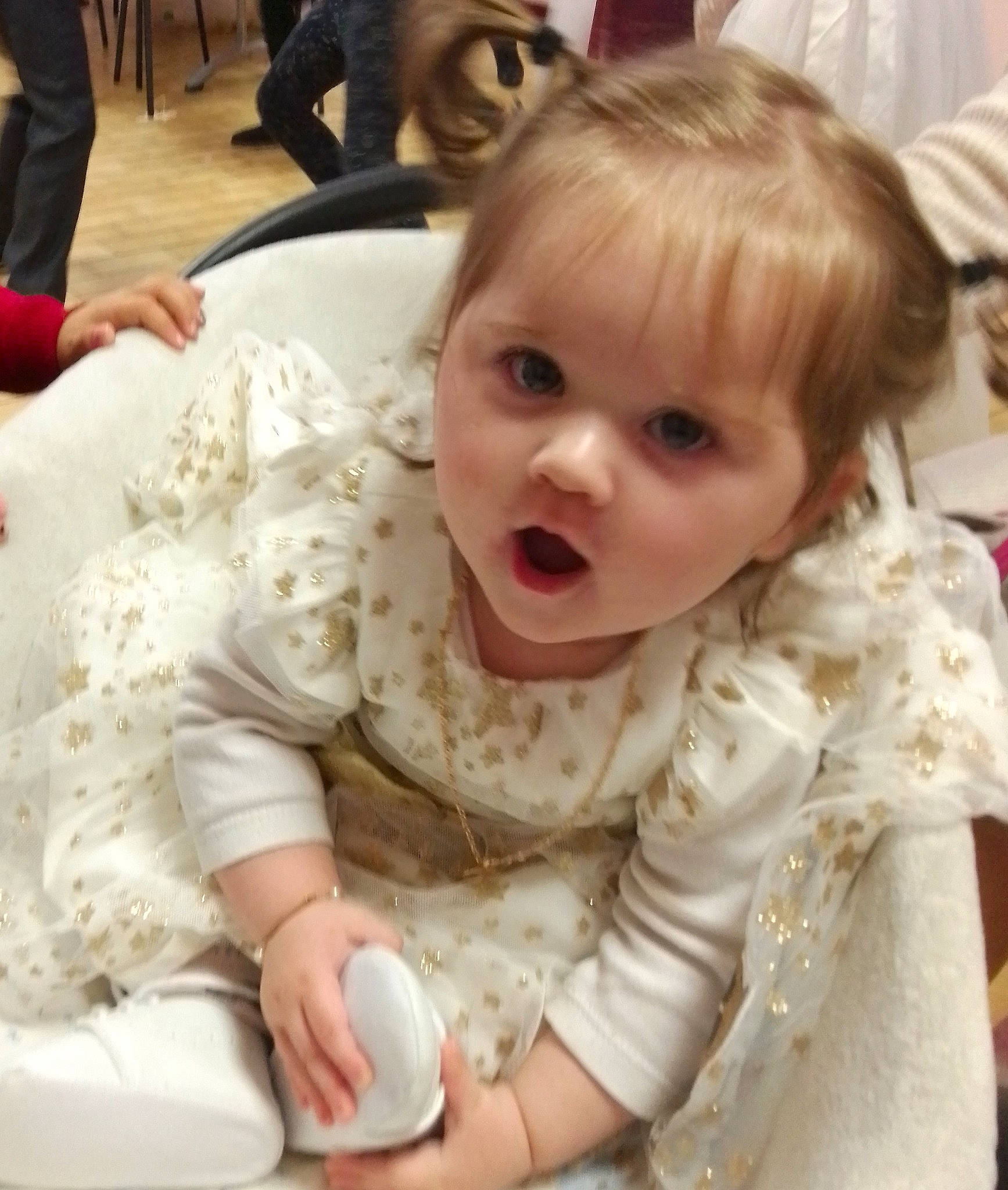 Juliette participe au concours pour gagner de l'argent avec cette photo : baby, baby_toddler_clothing, chair, cheek, child, comfort, dress, embellishment, event, fun, fur, happy, head, mammal, pattern, person, sitting, skin, sleeve, smile