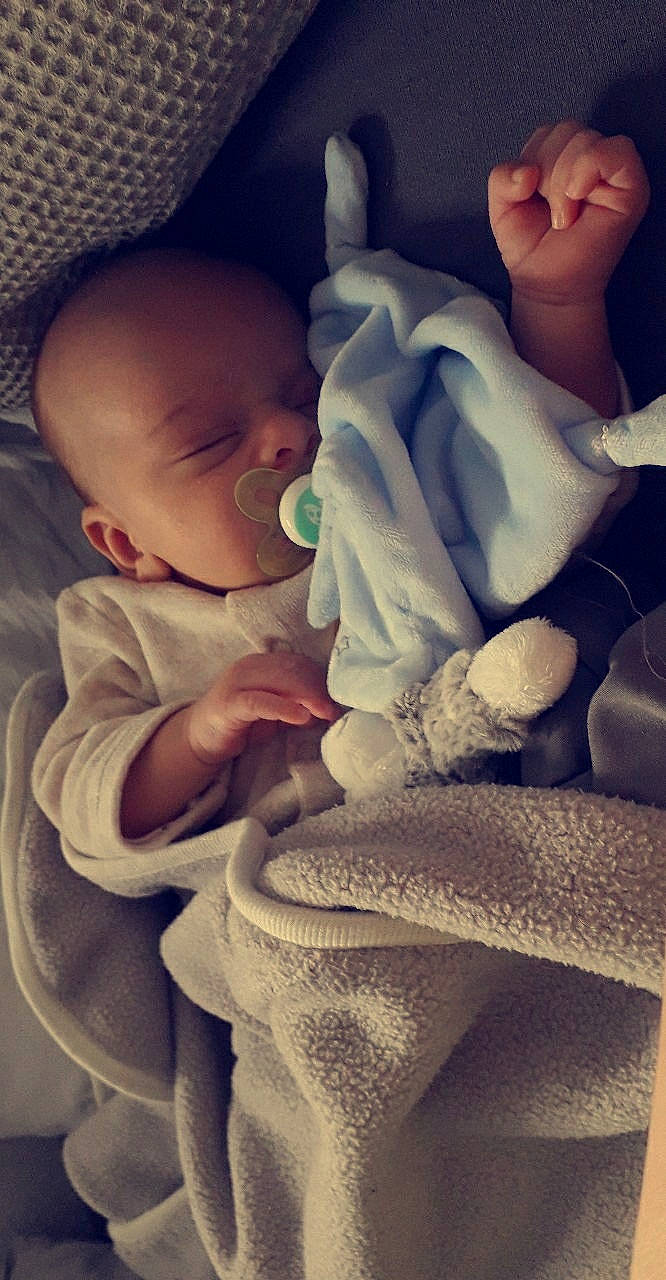 Yûnus a rejoint le concours — aidez-le/la à gagner de superbes lots ! baby, baby_sleeping, baby_toddler_clothing, cheek, chin, comfort, cool, finger, gesture, hand, happy, headgear, linens, nose, person, product, skin, sleeve, smile, textile