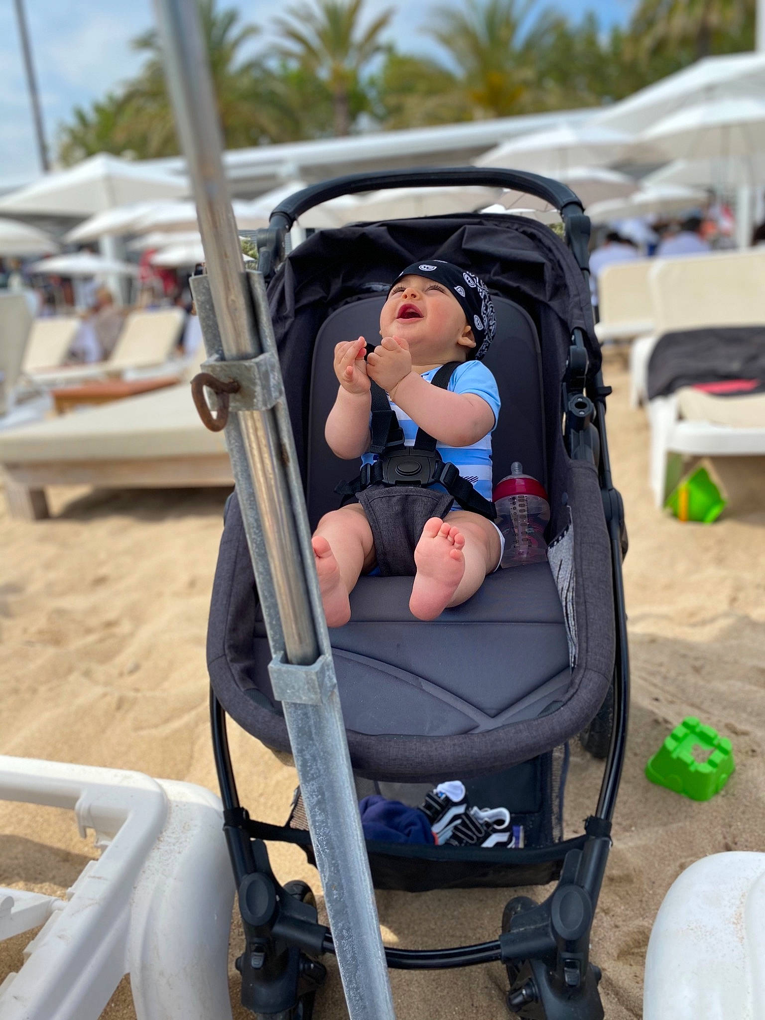 Lotfi a rejoint le concours — aidez-le/la à gagner de superbes lots ! baby, baby_carriage, baby_products, baby_safety, boats_and_boating_equipment_and_supplies, child, comfort, fun, leisure, person, recreation, shade, shorts, sitting, sky, tent, toddler, travel, tree, vacation