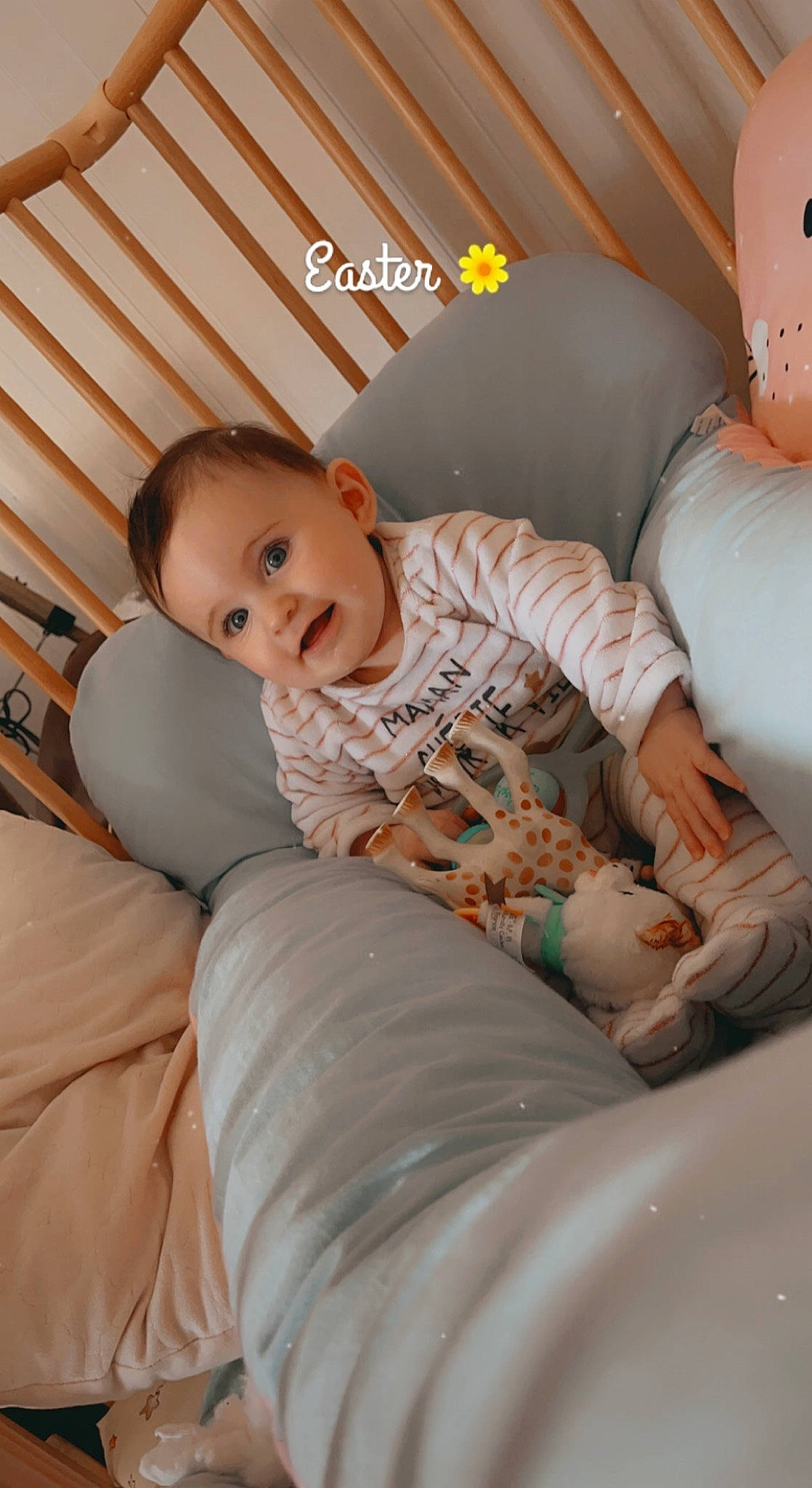 Lou participe au concours pour gagner de l'argent avec cette photo : baby, baby_toddler_clothing, child, comfort, couch, facial_expression, finger, happy, linens, mammal, orange, person, product, sitting, skin, sleeve, smile, t_shirt, textile, toddler