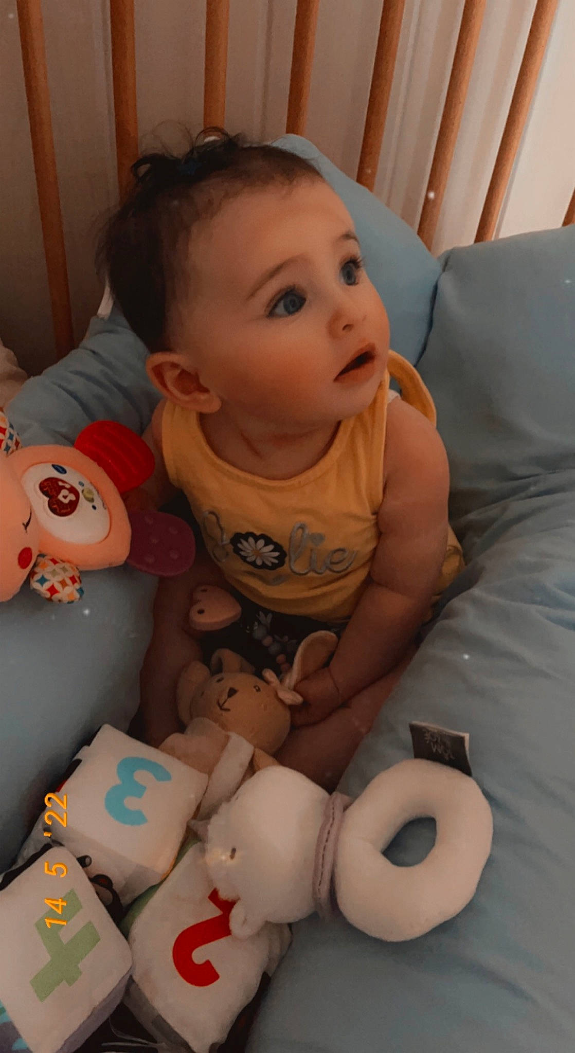 Lou participe au concours pour gagner de l'argent avec cette photo : baby, baby_products, baby_toddler_clothing, cheek, child, comfort, face, facial_expression, finger, fun, hairstyle, head, mouth, nose, organ, person, product, sitting, skin, surprise