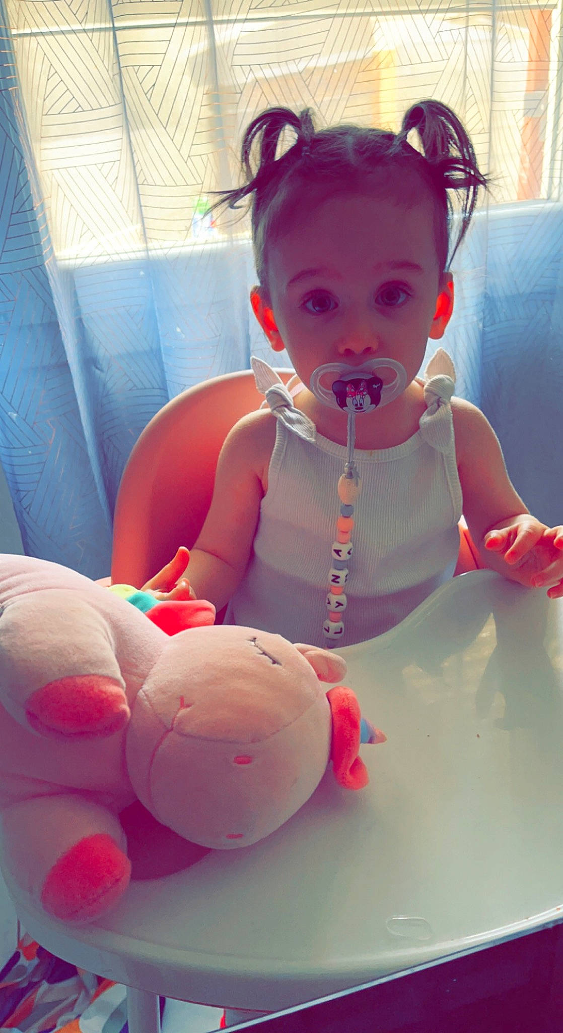 Lyna participe au concours pour gagner de l'argent avec cette photo : arm, baby, baby_products, baby_toddler_clothing, balloon, carmine, cheek, chest, child, event, facial_expression, fun, happy, magenta, party_supply, person, pink, skin, toddler, toy