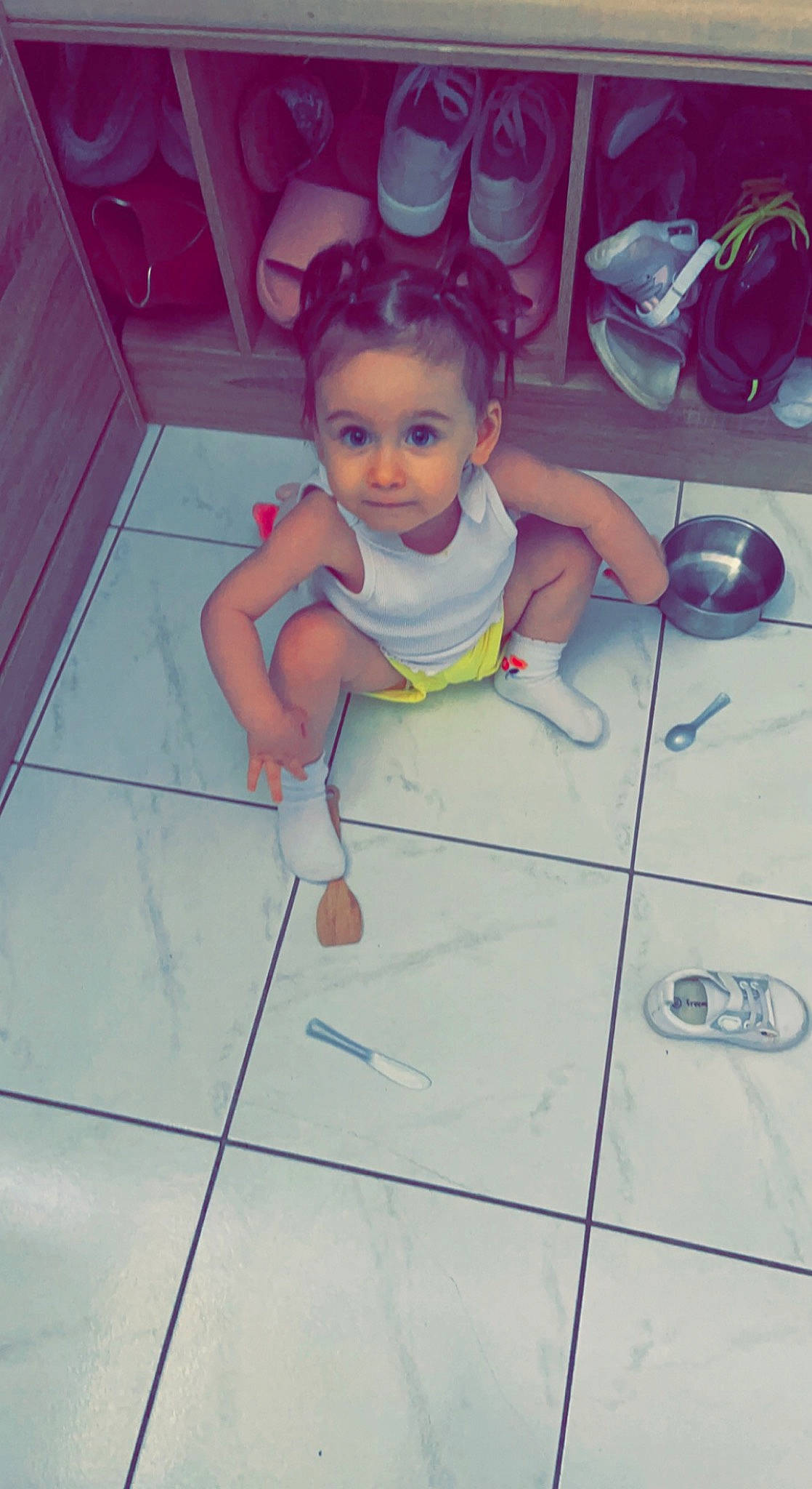 Lyna a rejoint le concours — aidez-le/la à gagner de superbes lots ! beauty, black, cheek, child, face, floor, flooring, fun, happy, head, leg, person, photograph, pink, purple, skin, smile, sneakers, thigh, toddler