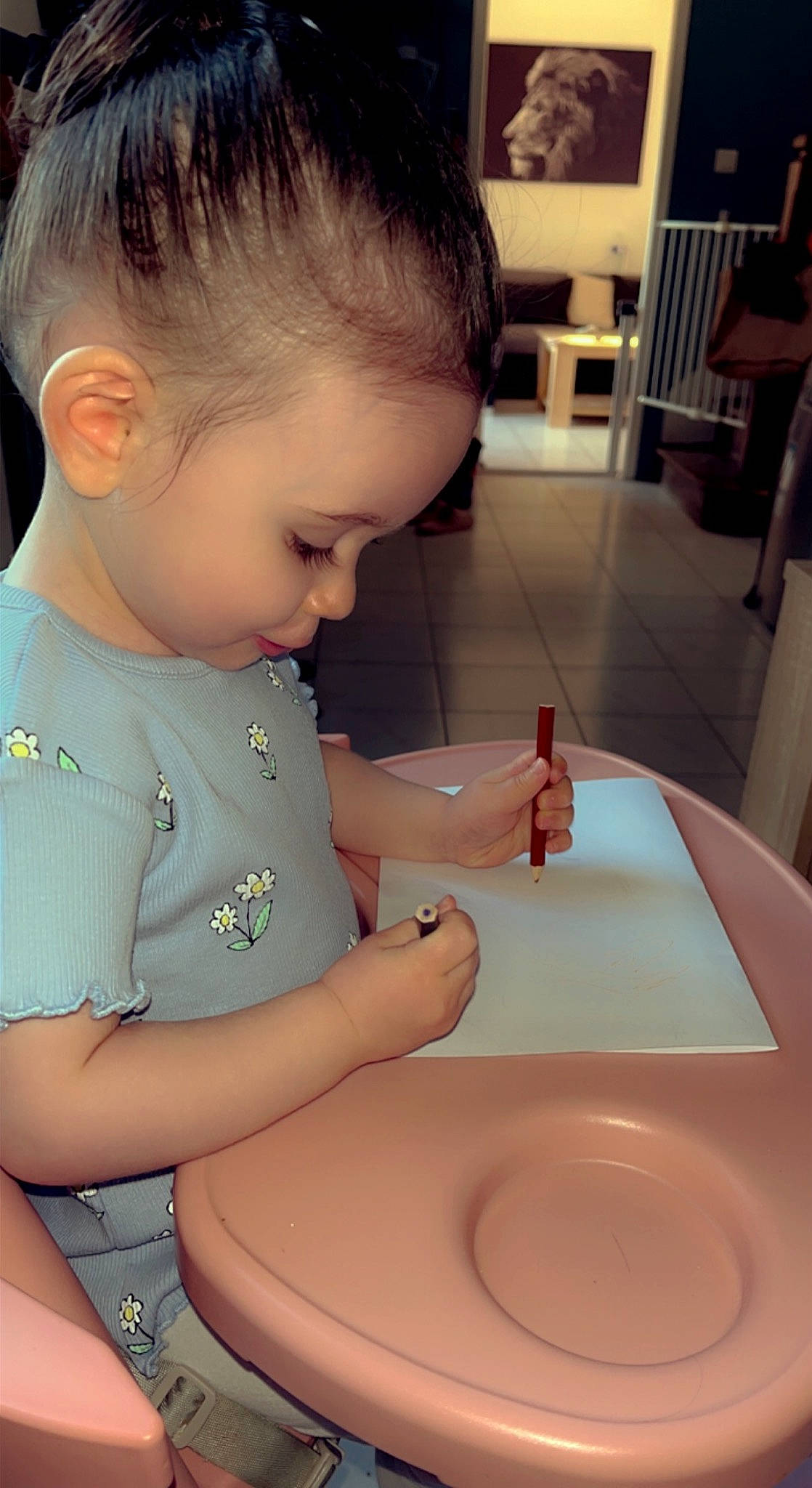 Lyna participe au concours pour gagner de l'argent avec cette photo : baby, baby_toddler_clothing, bathroom, bathroom_sink, cheek, child, chin, cooking, flooring, hair, hairstyle, person, plumbing, plumbing_fixture, porcelain, sink, sleeve, smile, t_shirt, tap