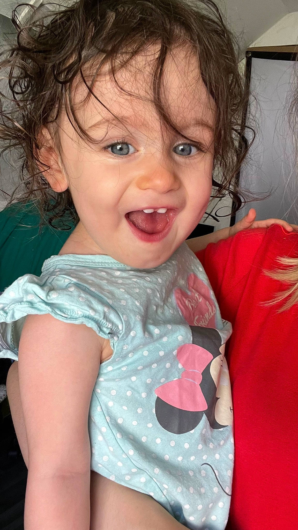 Lyna participe au concours pour gagner de l'argent avec cette photo : arm, cheek, chin, clothing, eye, eyebrow, eyelash, face, facial_expression, hairstyle, hand, head, joint, lip, mouth, nose, organ, person, shoulder, skin