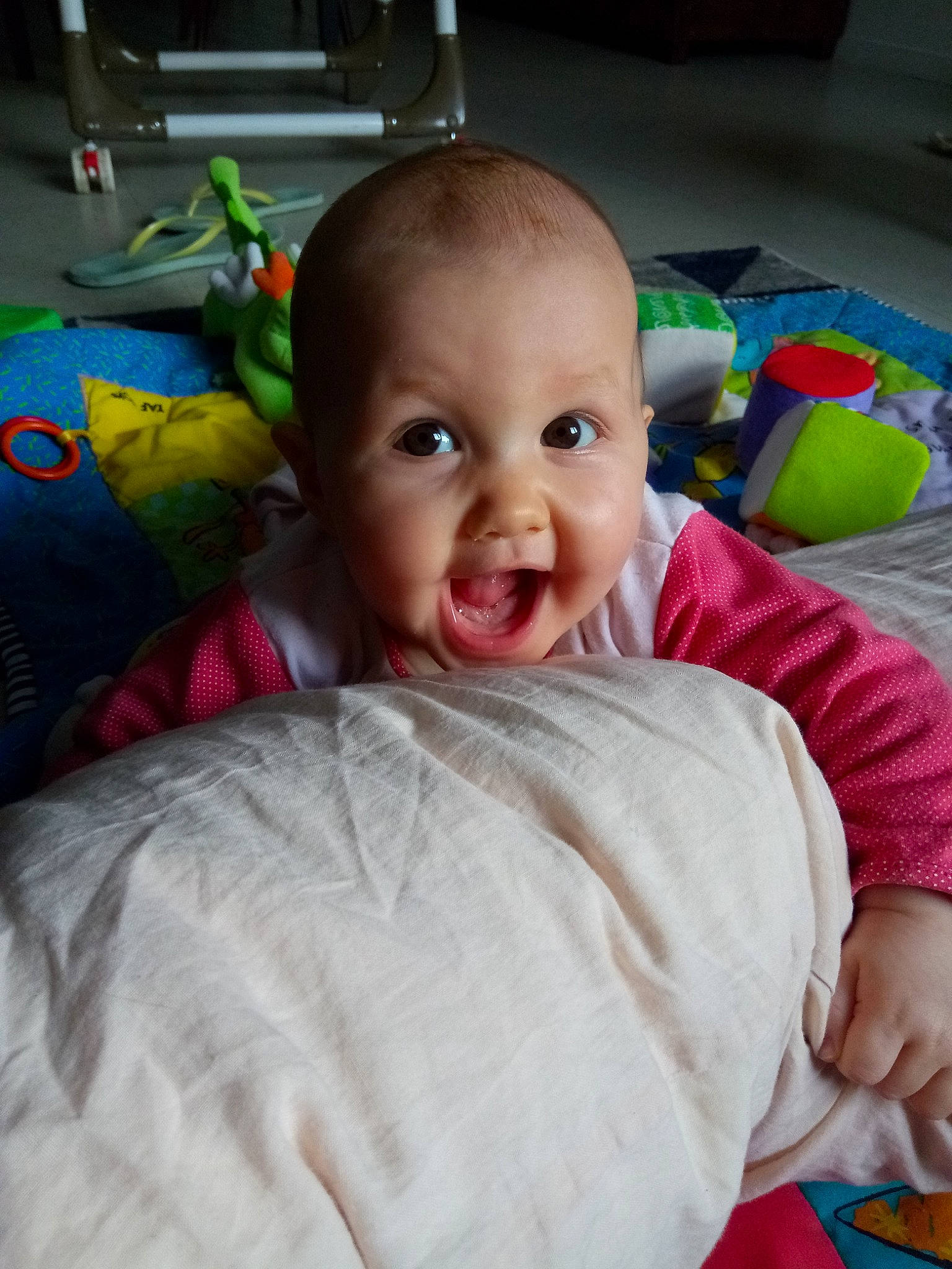 Maxine participe au concours pour gagner de l'argent avec cette photo : boy, cheek, child, day, eye, face, fun, girl, head, infant, iris, nose, organ, person, play, product, sitting, skin, smile, textile