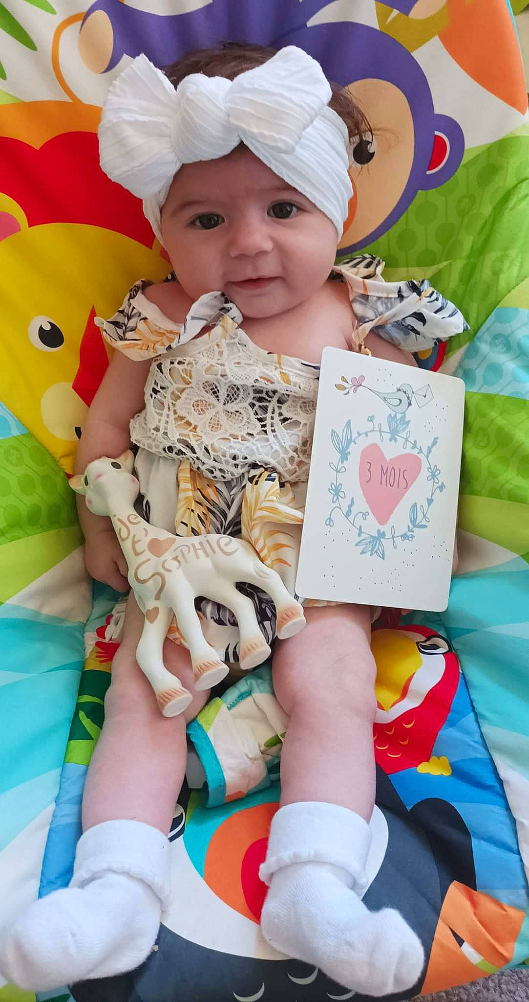 Elia participe au concours pour gagner de l'argent avec cette photo : baby, baby_toddler_clothing, cap, child, finger, fun, happy, headwear, human_leg, knee, nail, pattern, person, pink, play, product, skin, smile, textile, thigh