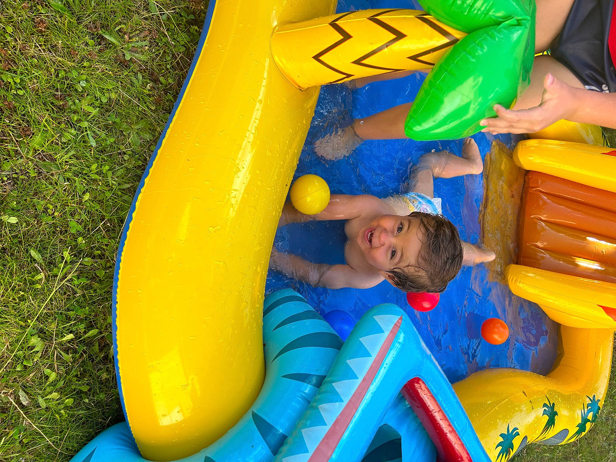Ishaq participe au concours pour gagner de l'argent avec cette photo : blue, bounce_house, child, chute, city, electric_blue, fun, games, grass, inflatable, leisure, nonbuilding_structure, outdoor_play_equipment, person, plastic, play, playground, recreation, shorts, toddler