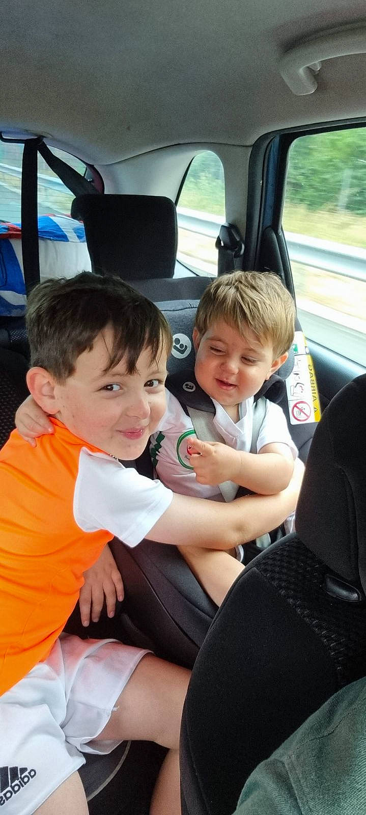 Ishaq a rejoint le concours — aidez-le/la à gagner de superbes lots ! automotive_exterior, baby, car, car_seat, car_seat_cover, child, comfort, event, family_car, happy, human_body, joy, lap, leisure, motor_vehicle, person, shorts, smile, steering_wheel, t_shirt