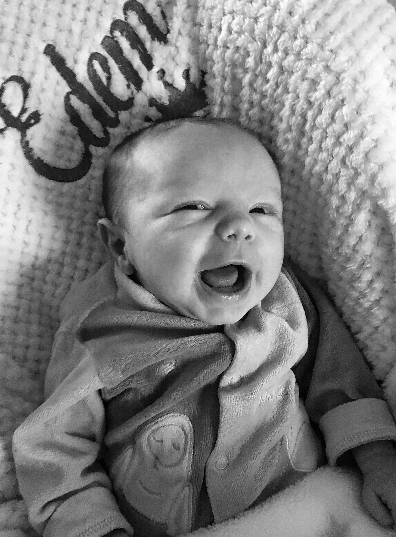 Edem a rejoint le concours — aidez-le/la à gagner de superbes lots ! baby, baby_toddler_clothing, black, black_and_white, child, comfort, cool, flash_photography, grey, happy, monochrome, monochrome_photography, mouth, organ, person, sleeve, smile, style, textile, toddler