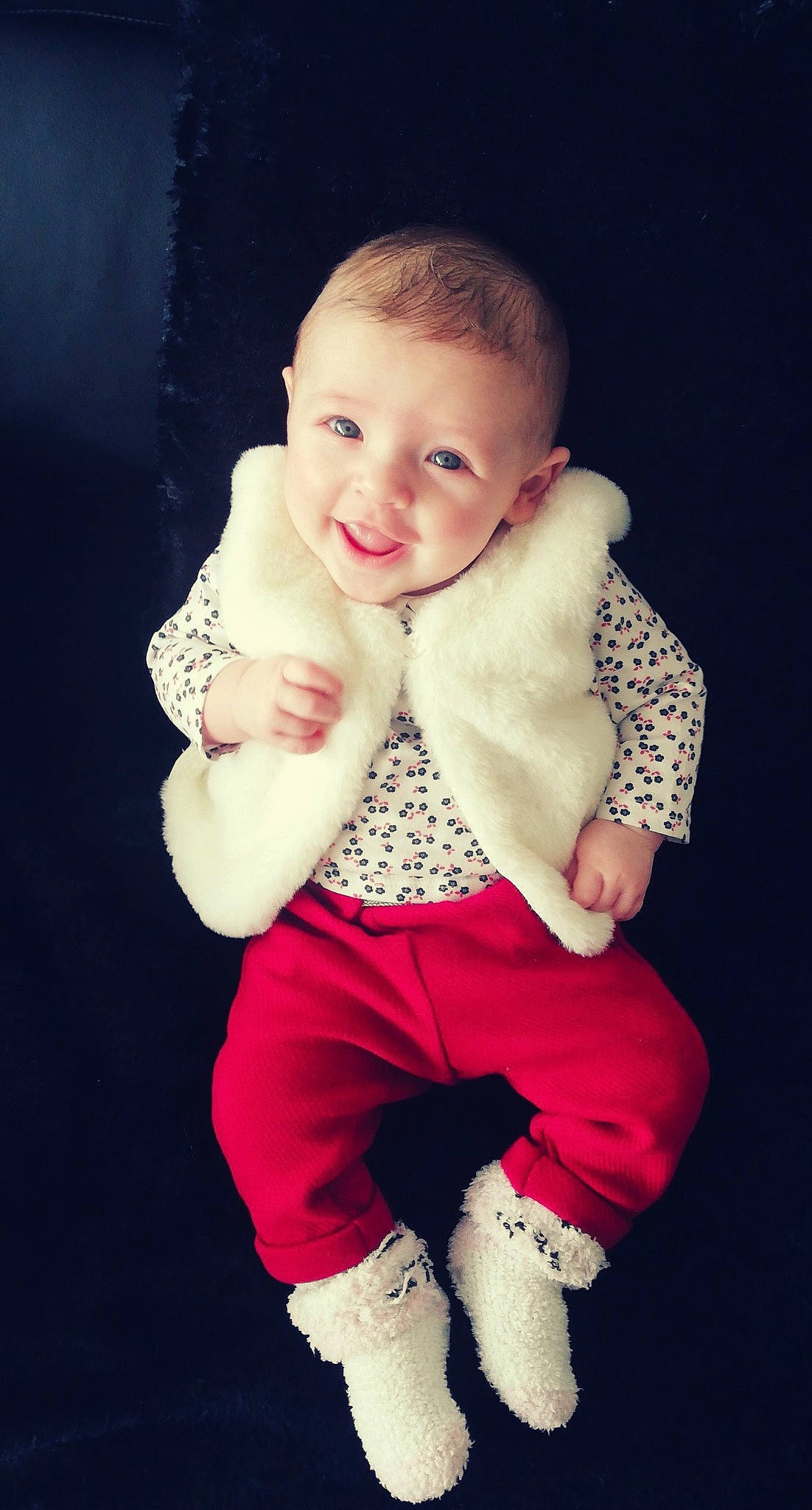 Shelly a rejoint le concours — aidez-le/la à gagner de superbes lots ! baby, baby_toddler_clothing, cheek, face, flash_photography, gesture, happy, head, joy, lip, magenta, outerwear, pattern, person, pink, purple, sleeve, smile, standing, thigh