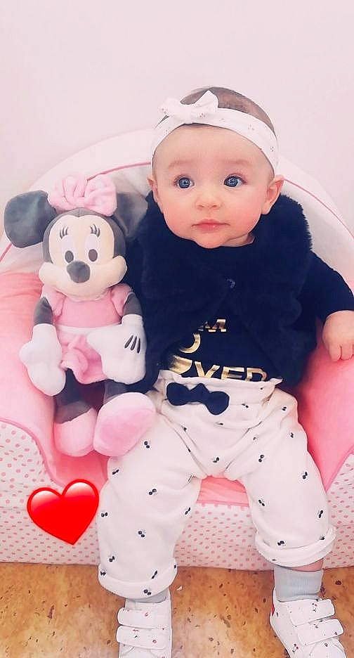 Shelly a rejoint le concours — aidez-le/la à gagner de superbes lots ! baby, baby_toddler_clothing, cap, cheek, child, facial_expression, happy, pattern, pink, product, sitting, skin, sleeve, smile, teddy_bear, textile, thigh, toddler, toy, white