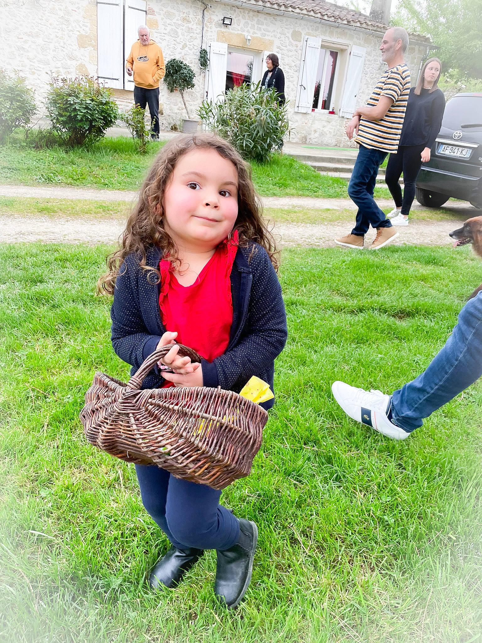 Léna a rejoint le concours — aidez-le/la à gagner de superbes lots ! child, clothing, cool, footwear, fun, grass, grass_family, happy, jeans, joy, knee, leaf, leg, leisure, people_in_nature, person, plant, recreation, shoe, sneakers