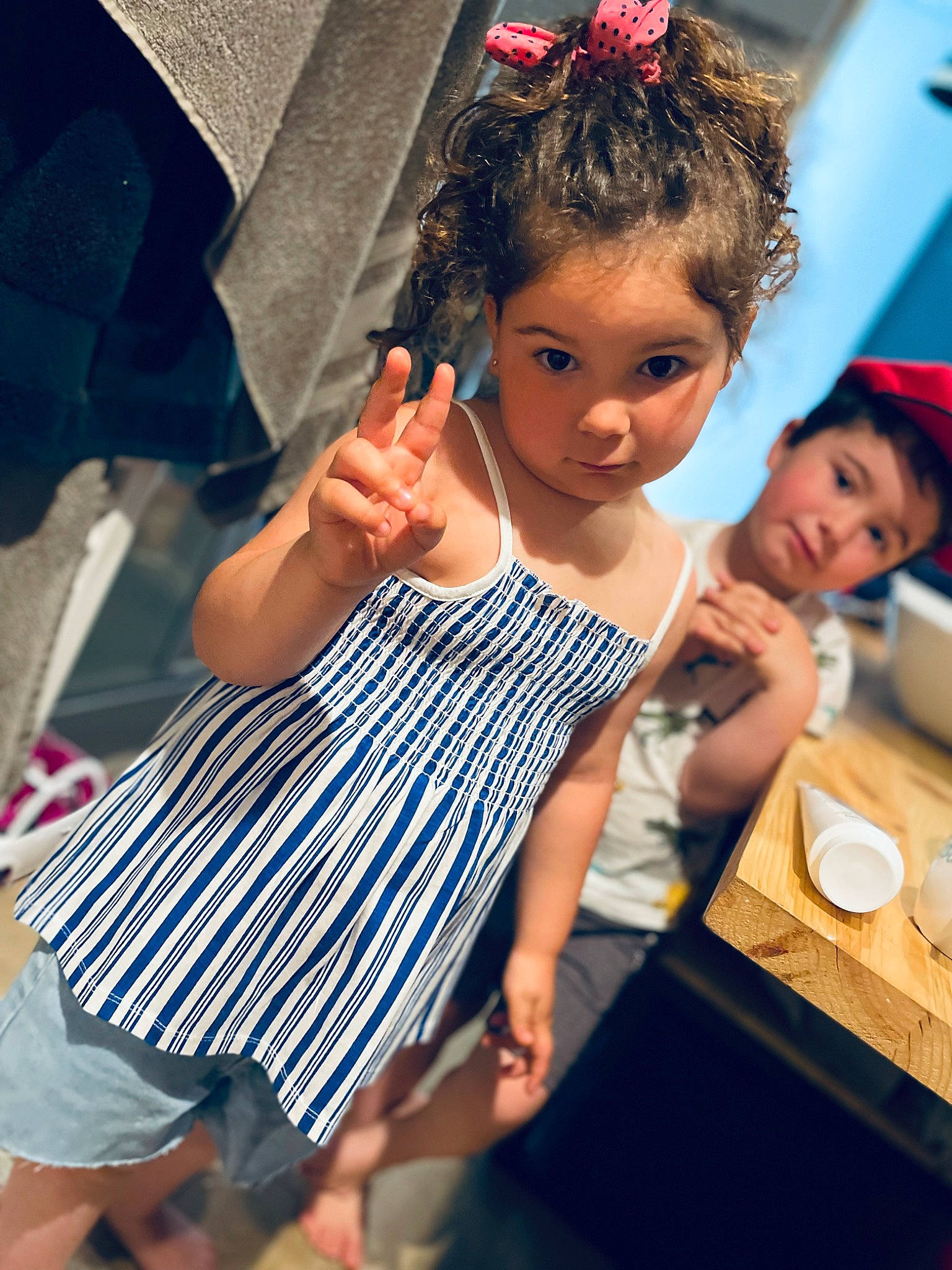 Léna participe au concours pour gagner de l'argent avec cette photo : child, day_dress, dress, electric_blue, event, fashion_design, fun, gesture, hairstyle, happy, human_leg, leisure, person, plaid, shoulder, skin, street_fashion, style, summer, toddler