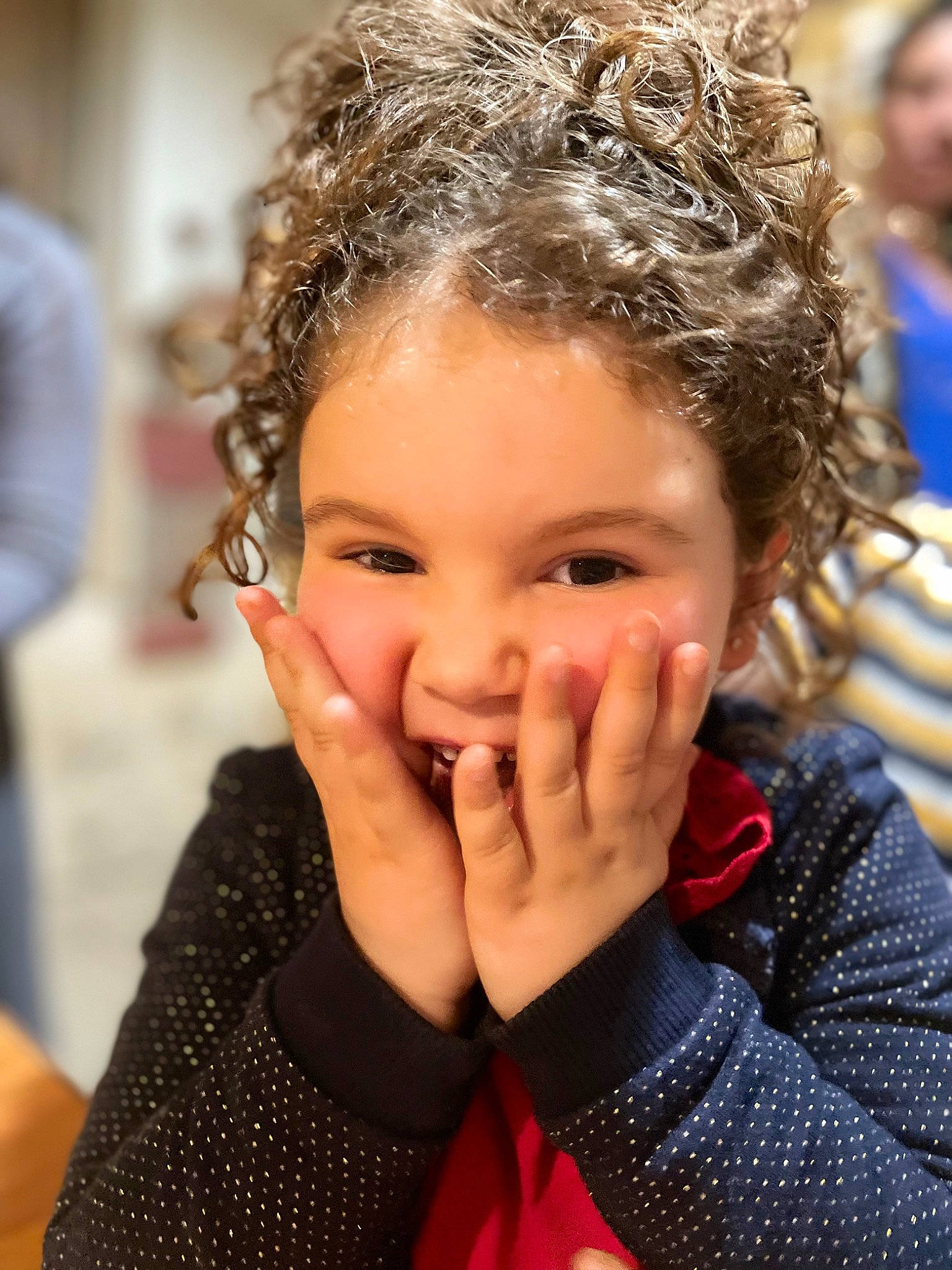 Léna a rejoint le concours — aidez-le/la à gagner de superbes lots ! blurred, cheek, child, child_model, chin, event, eyebrow, eyelash, fashion_accessory, flash_photography, fun, gesture, happy, headpiece, laugh, person, portrait_photography, smile, thumb, toddler