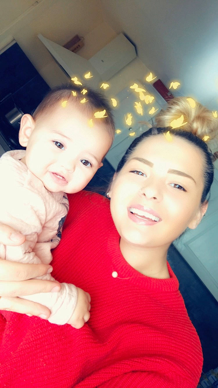 Selena participe au concours pour gagner de l'argent avec cette photo : beauty, cheek, child, day, emotion, face, forehead, fun, girl, hair, head, human_hair_color, infant, joy, mother, people, person, photograph, skin, smile