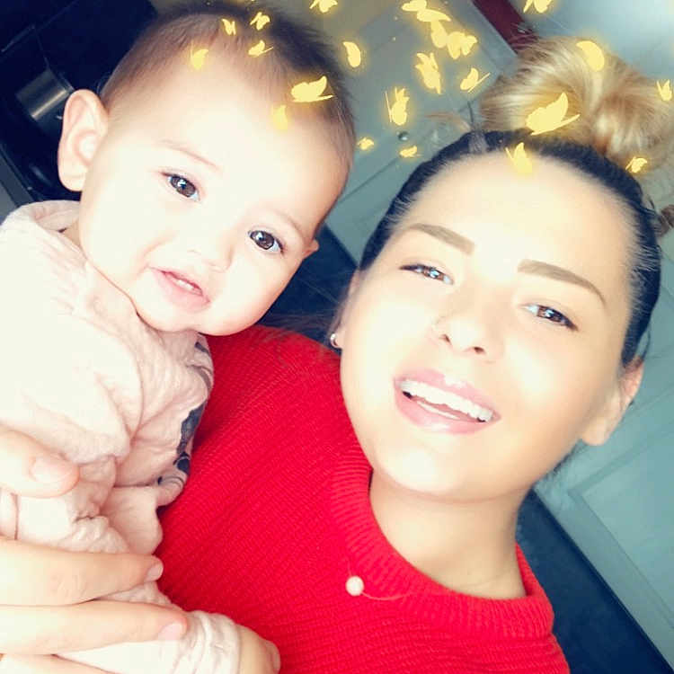 Selena participe au concours pour gagner de l'argent avec cette photo : beauty, cheek, child, day, emotion, face, forehead, fun, girl, hair, head, human_hair_color, infant, joy, mother, people, person, photograph, skin, smile