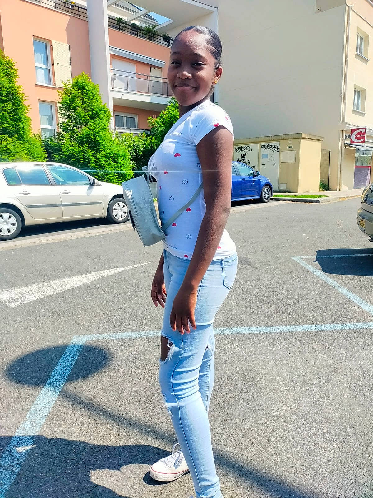 Daliane a rejoint le concours — aidez-le/la à gagner de superbes lots ! asphalt, automotive_design, blazer, car, denim, electric_blue, eyewear, fashion_design, joy, knee, person, sleeve, sportswear, standing, street_fashion, sunglasses, thigh, tire, vehicle_door, waist