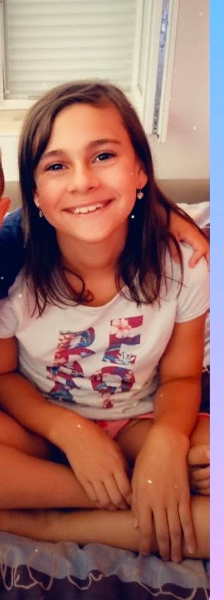 Felisia participe au concours pour gagner de l'argent avec cette photo : cheek, chest, chin, eyelash, face, facial_expression, finger, forehead, gesture, hair, happy, joy, lip, mouth, muscle, neck, organ, person, skin, sleeve