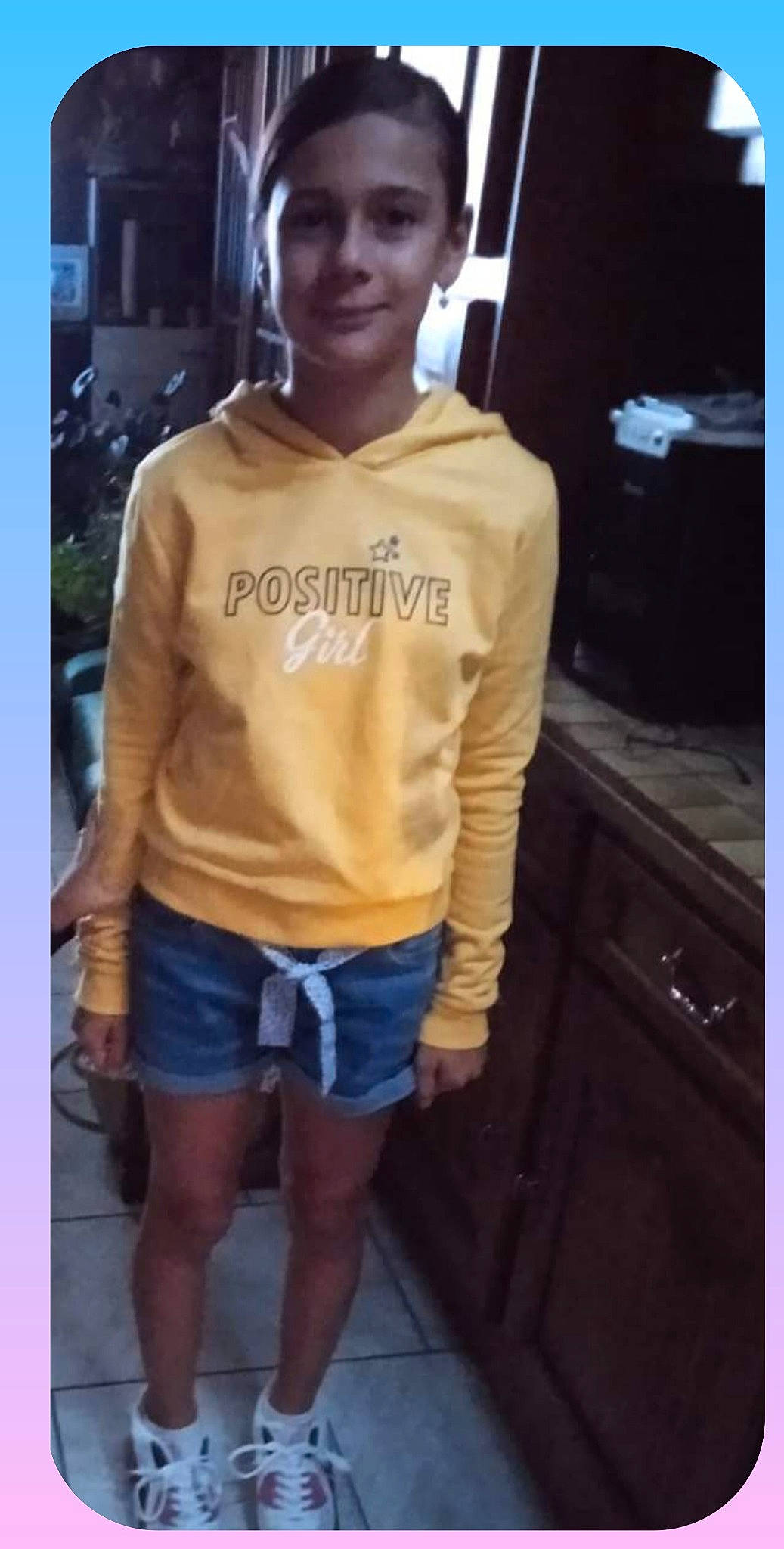 Felisia a rejoint le concours — aidez-le/la à gagner de superbes lots ! active_shorts, bermuda_shorts, cool, denim, electric_blue, eyewear, fashion_design, human_leg, joy, neck, person, selfie, shorts, sleeve, smile, sportswear, standing, t_shirt, thigh, trunk