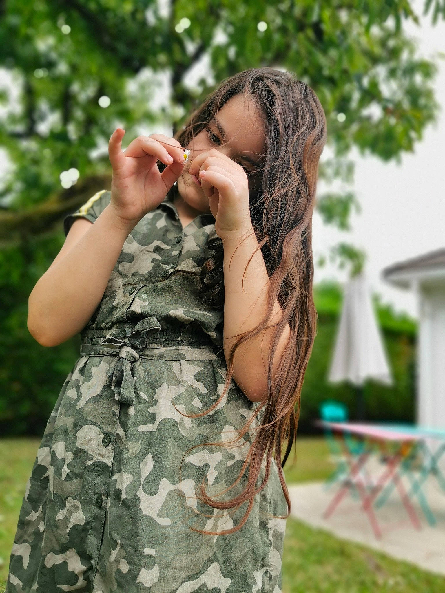 Cloé a rejoint le concours — aidez-le/la à gagner de superbes lots ! arm, camouflage, day_dress, finger, gesture, grass, hair, hand, happy, joint, lip, neck, people_in_nature, person, plant, shoulder, skin, sleeve, street_fashion, tree